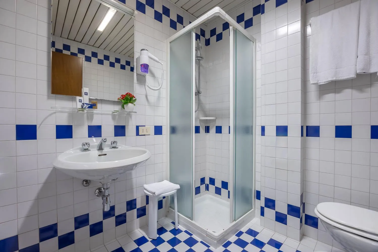 Bathroom in iH Hotels Padova Admiral