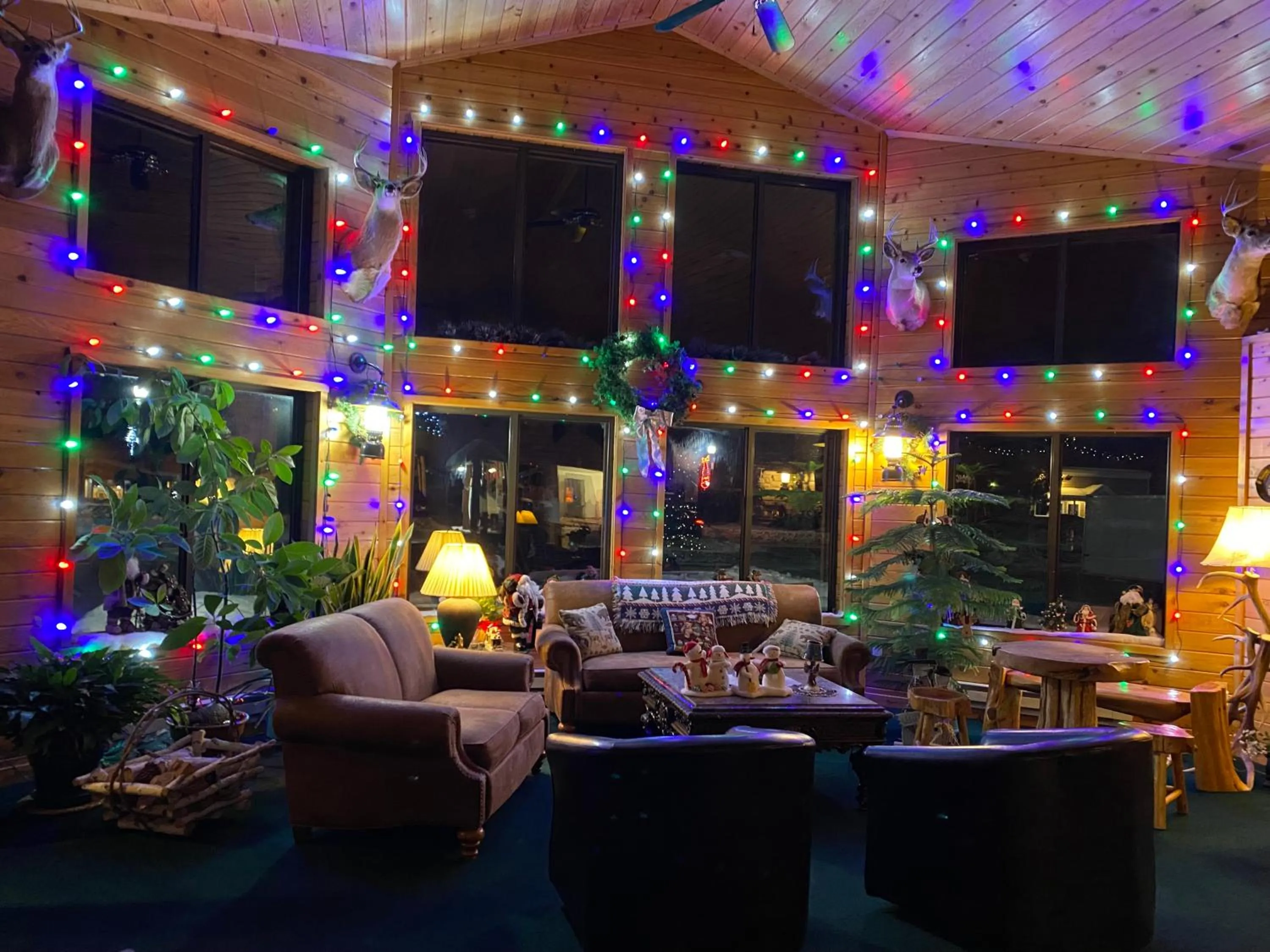 Seating area in Boulder Bear Motor Lodge