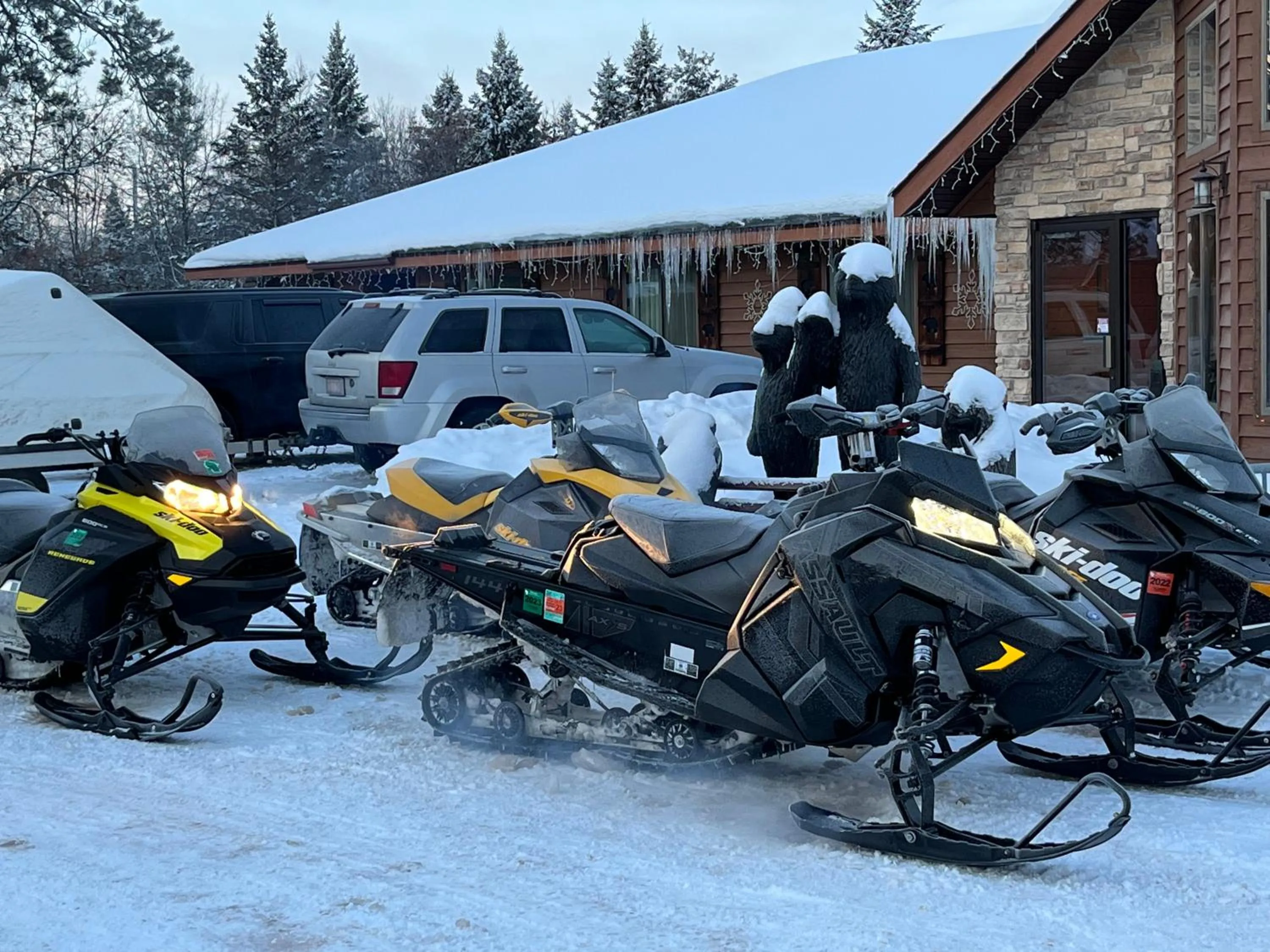 group of guests in Boulder Bear Motor Lodge