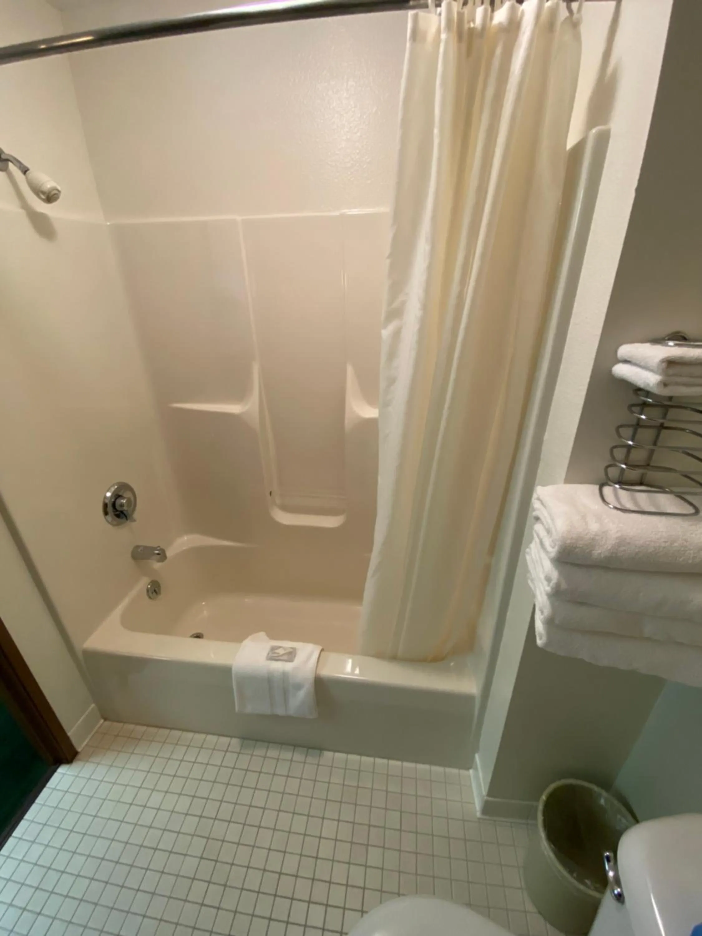 Bathroom in Boulder Bear Motor Lodge