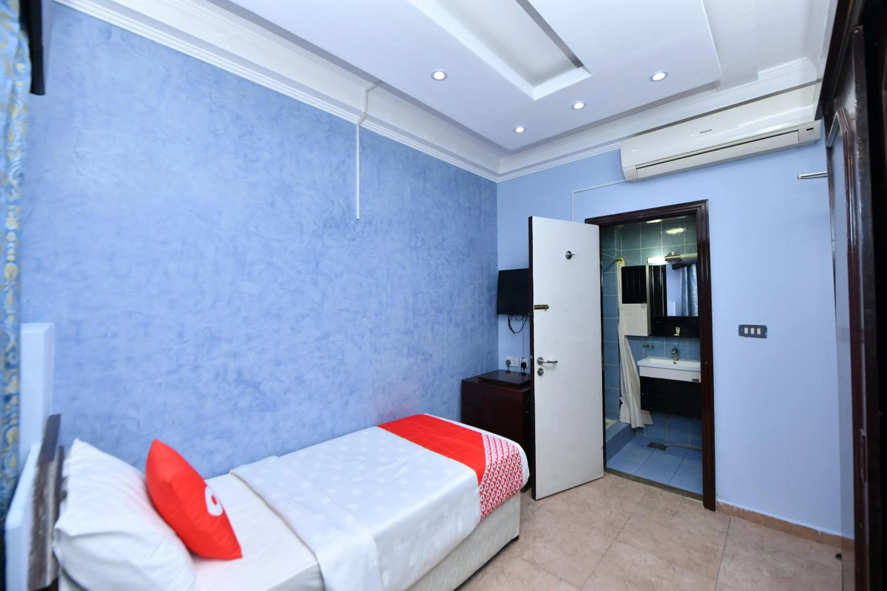 Bedroom, Bed in OYO 137 Marina Hotel