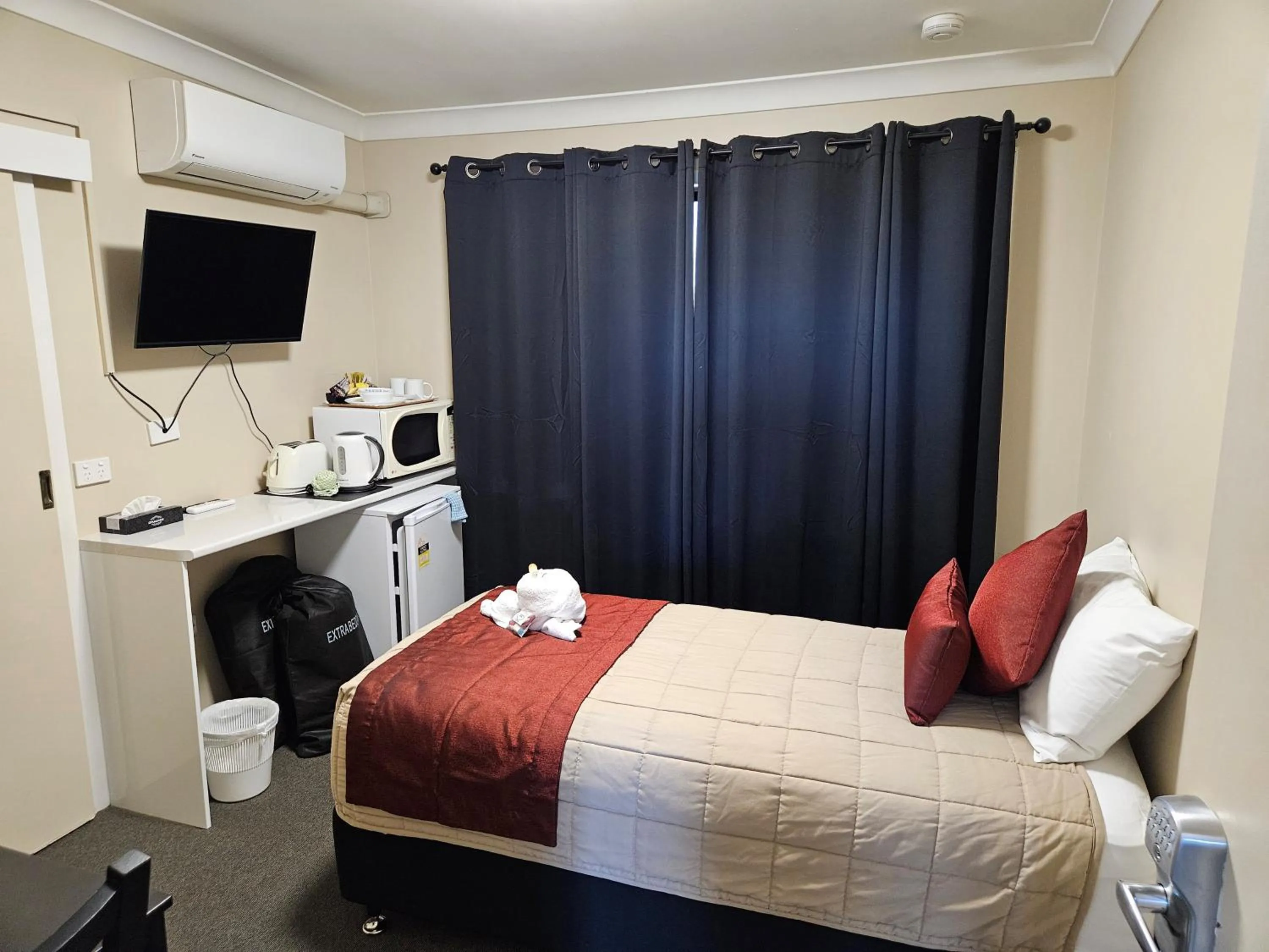 Photo of the whole room, Bed in Boggabri Motel