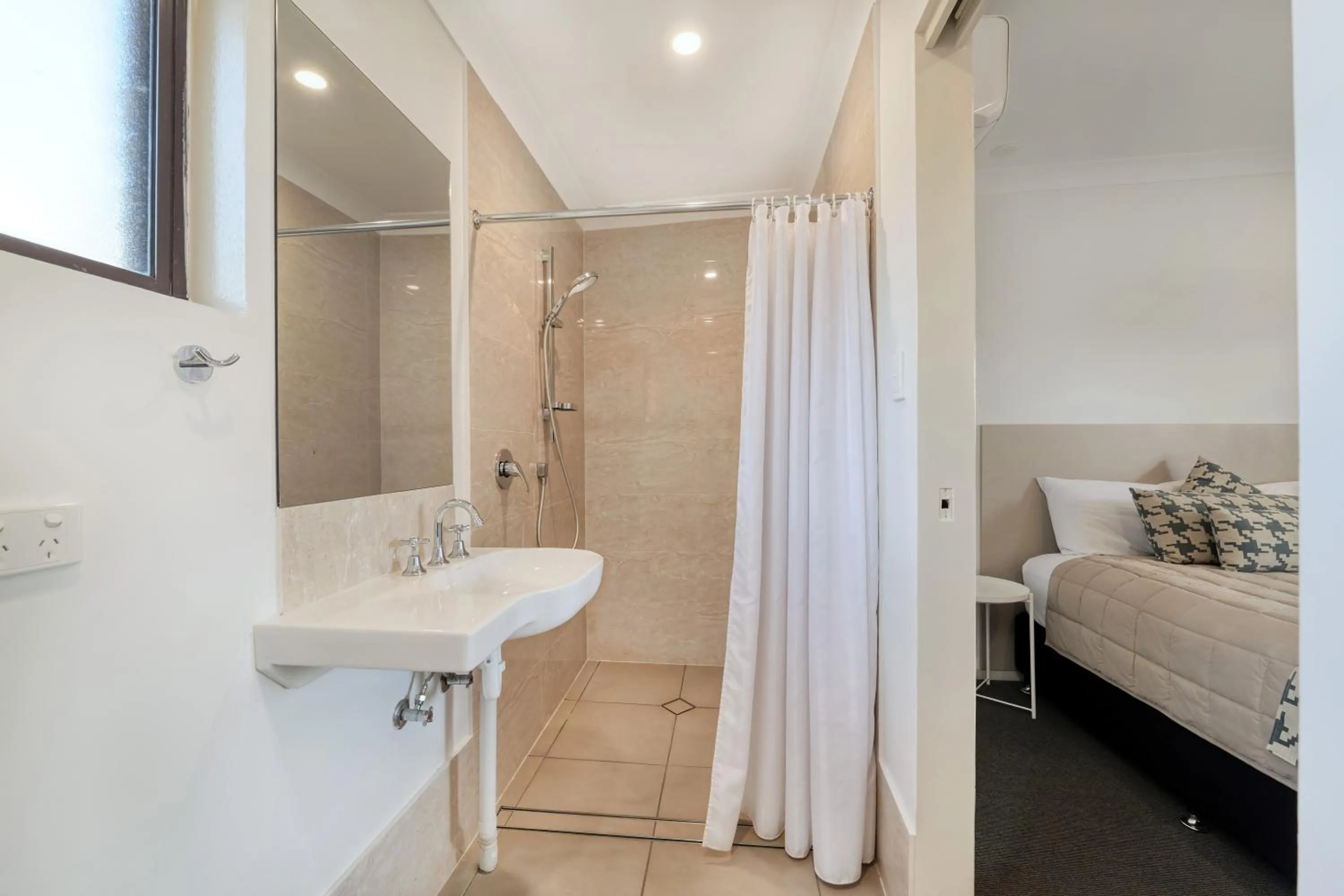 Bathroom, Bed in Boggabri Motel