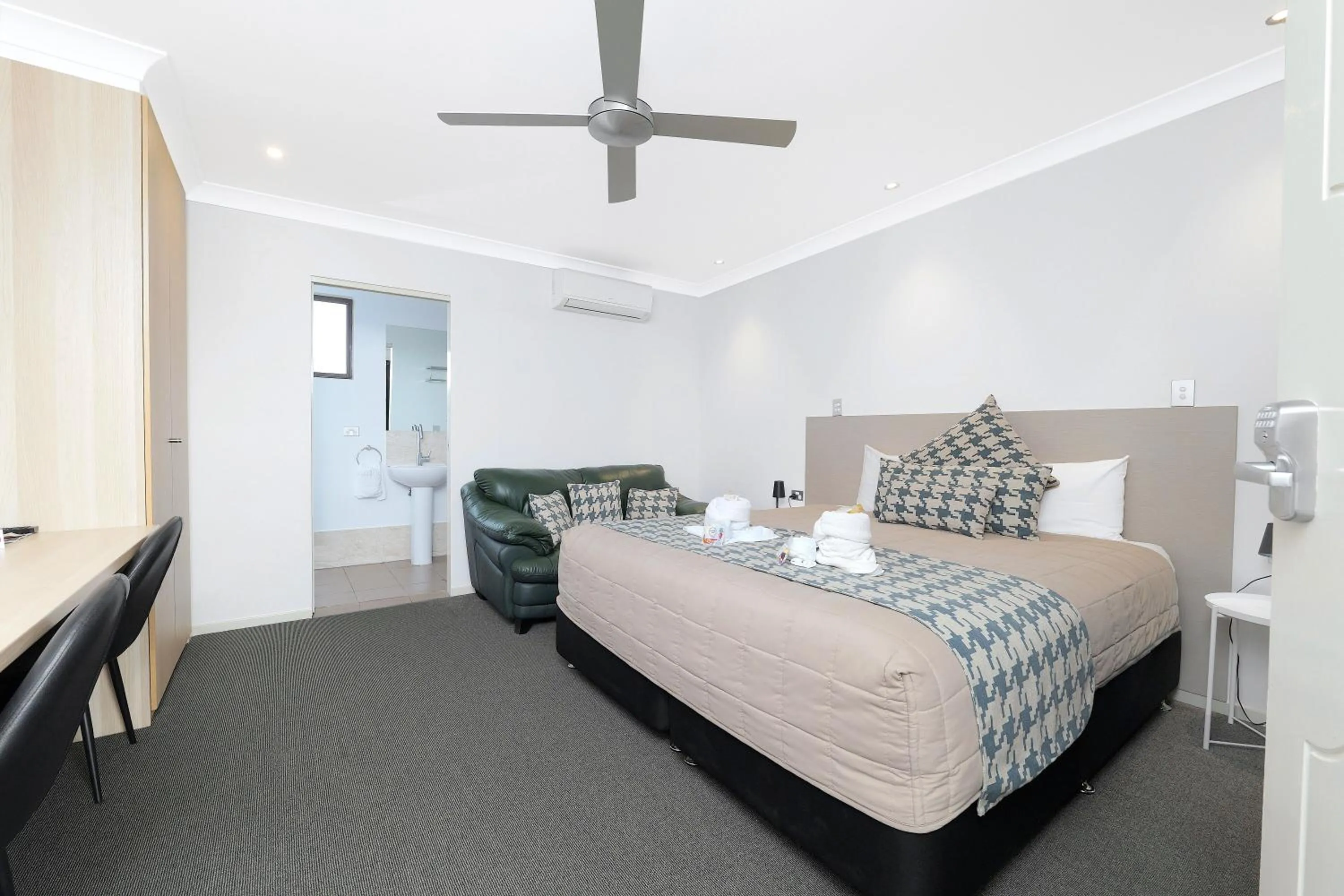 Photo of the whole room, Bed in Boggabri Motel