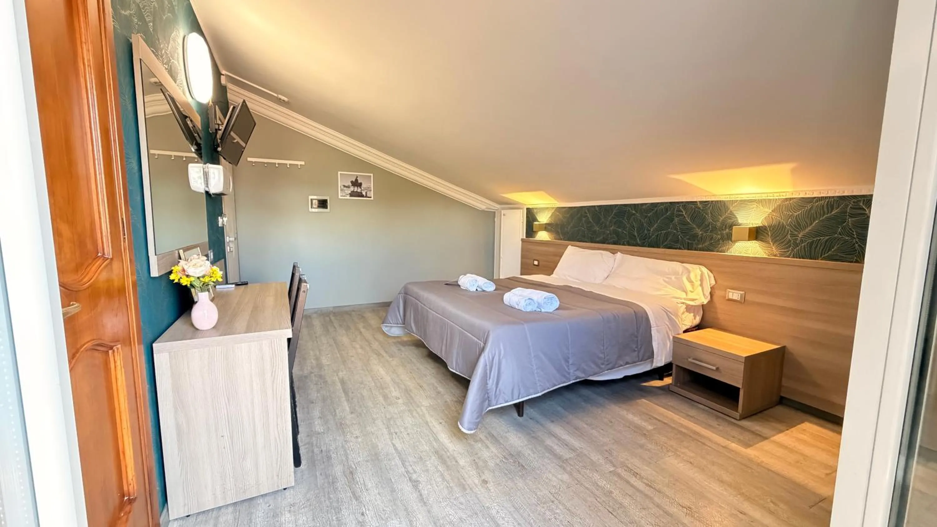 Photo of the whole room, Bed in Hotel Concorde