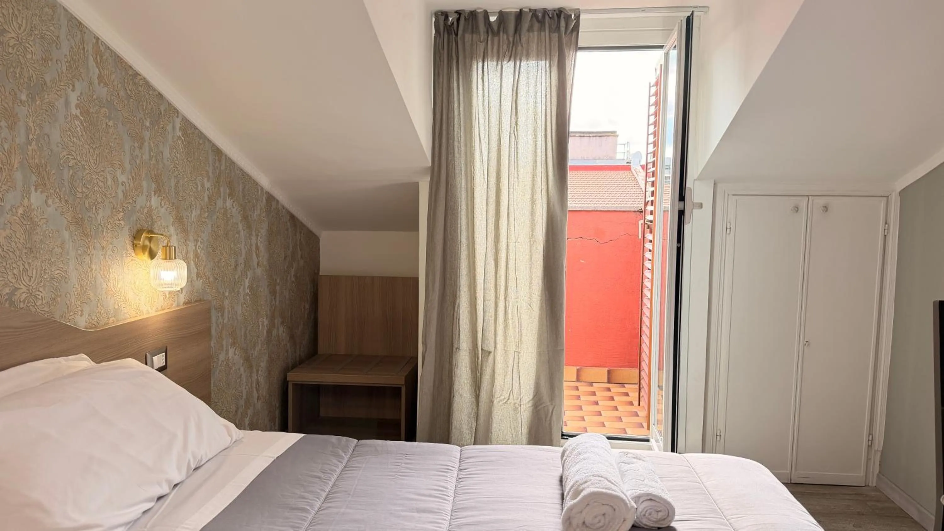 Photo of the whole room, Bed in Hotel Concorde