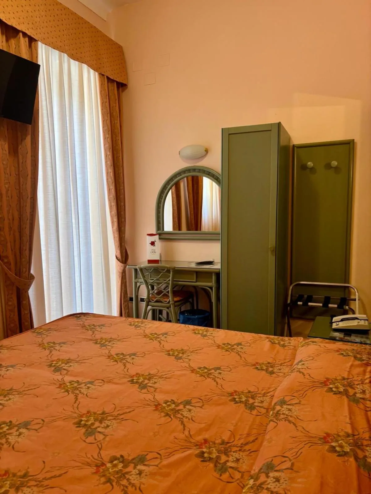 Bathroom, Bed in Hotel Delle Rose