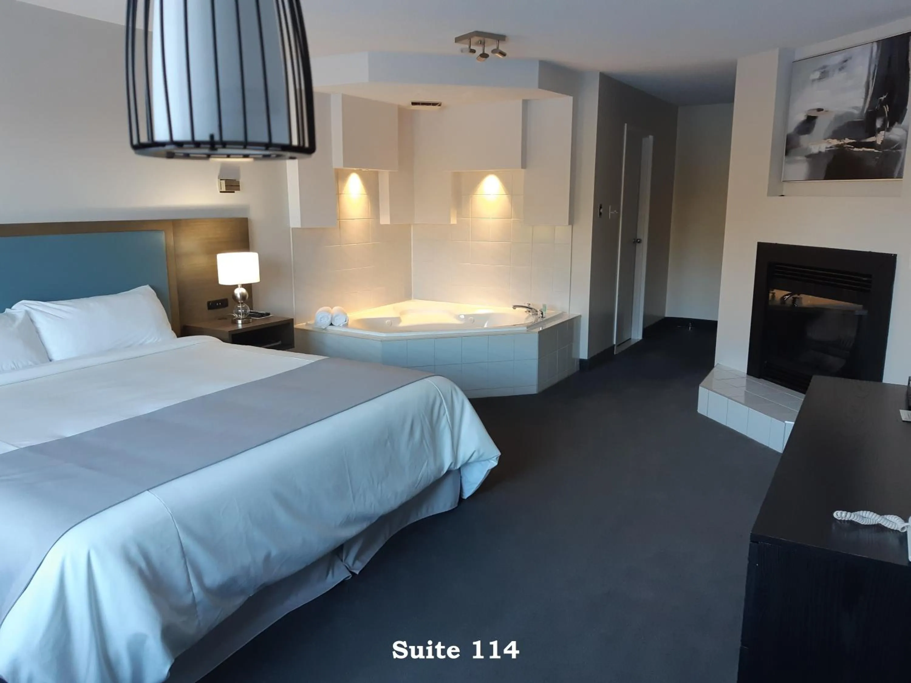Photo of the whole room, Bed in Hôtel Matha