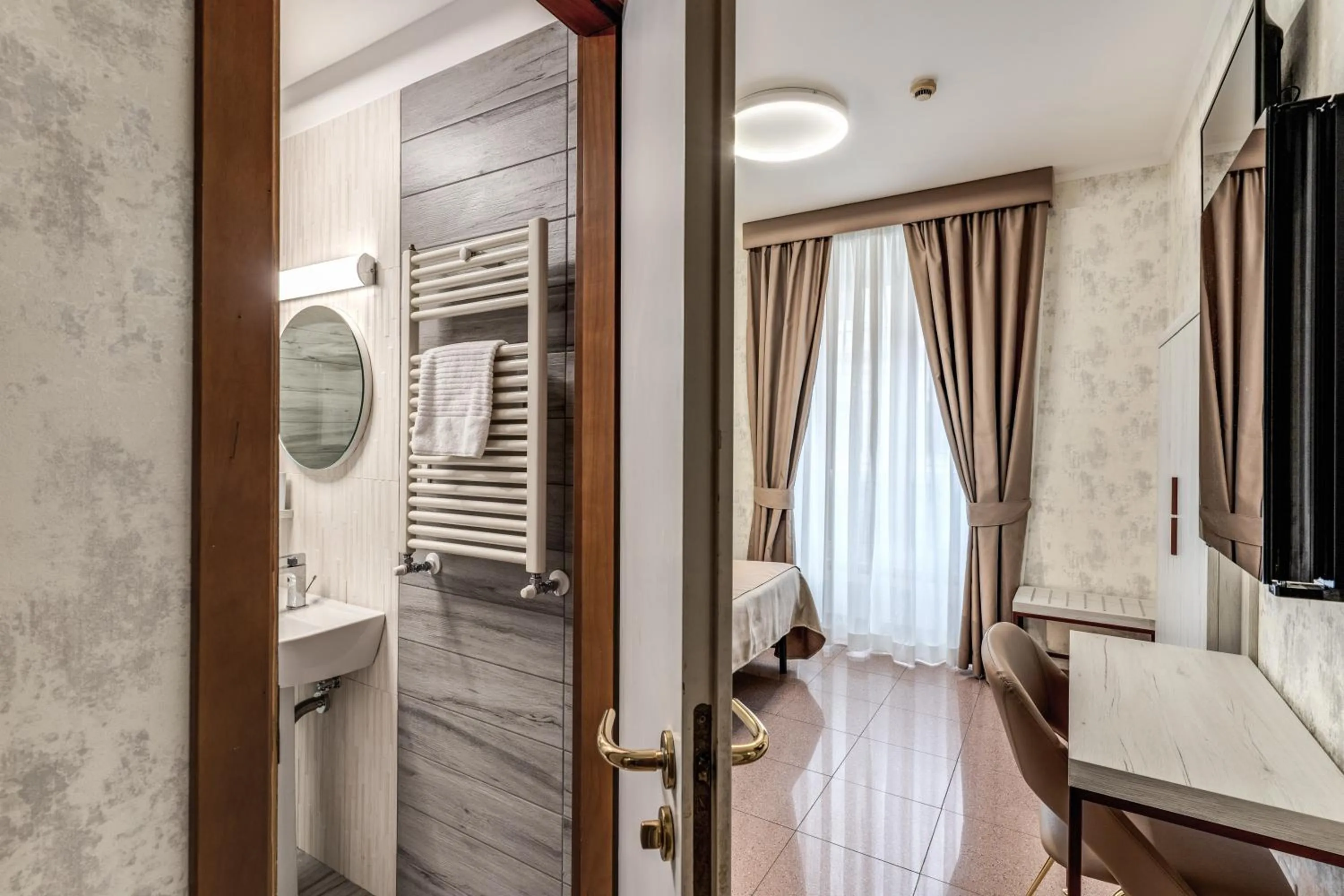 Shower in Hotel Milo