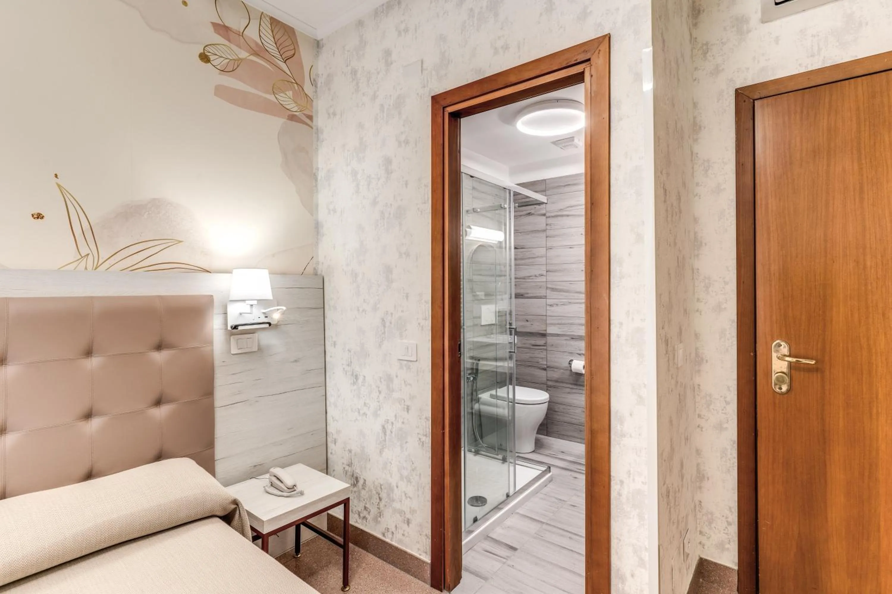 Shower in Hotel Milo