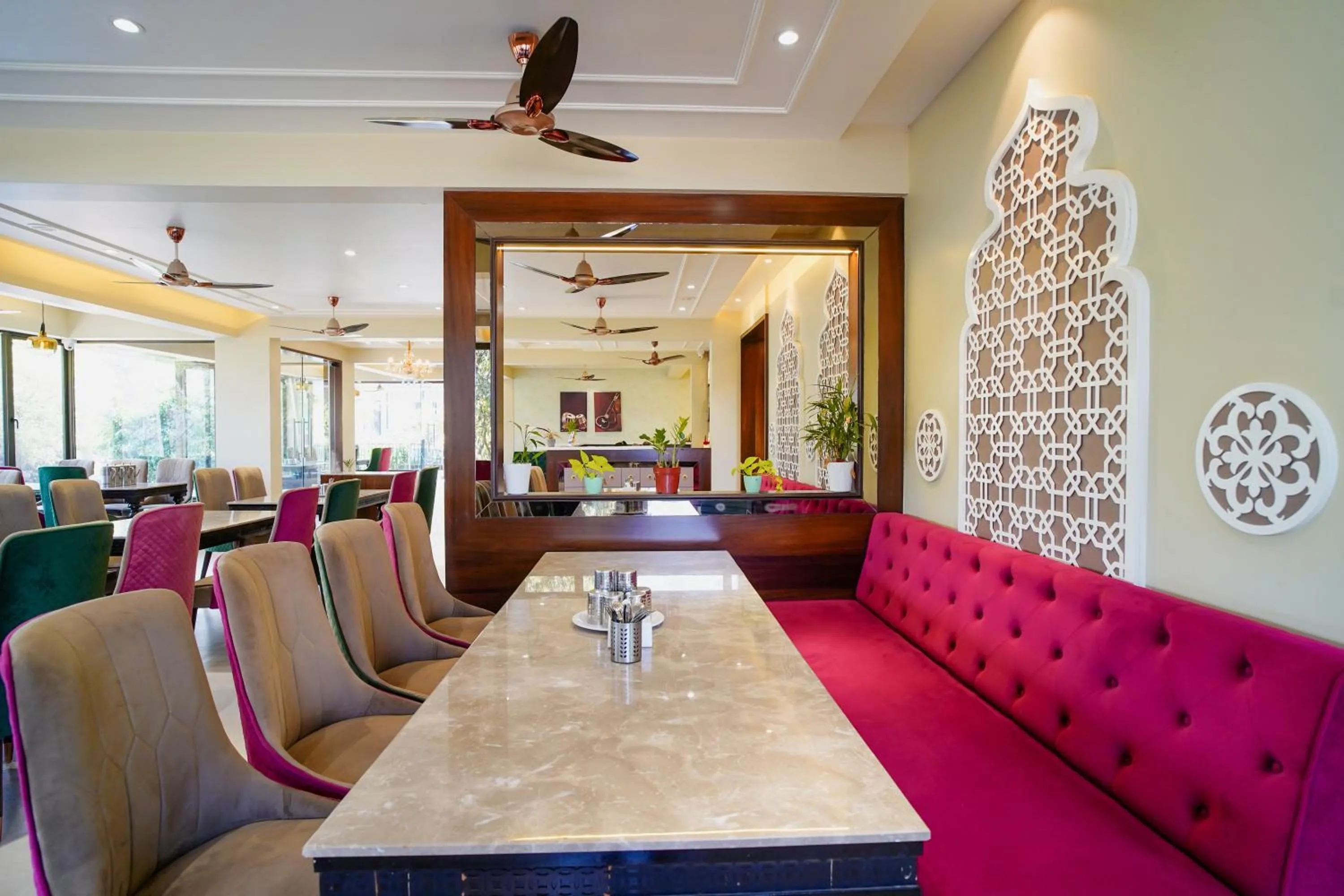 Restaurant/places to eat in VIRASAT RESORT