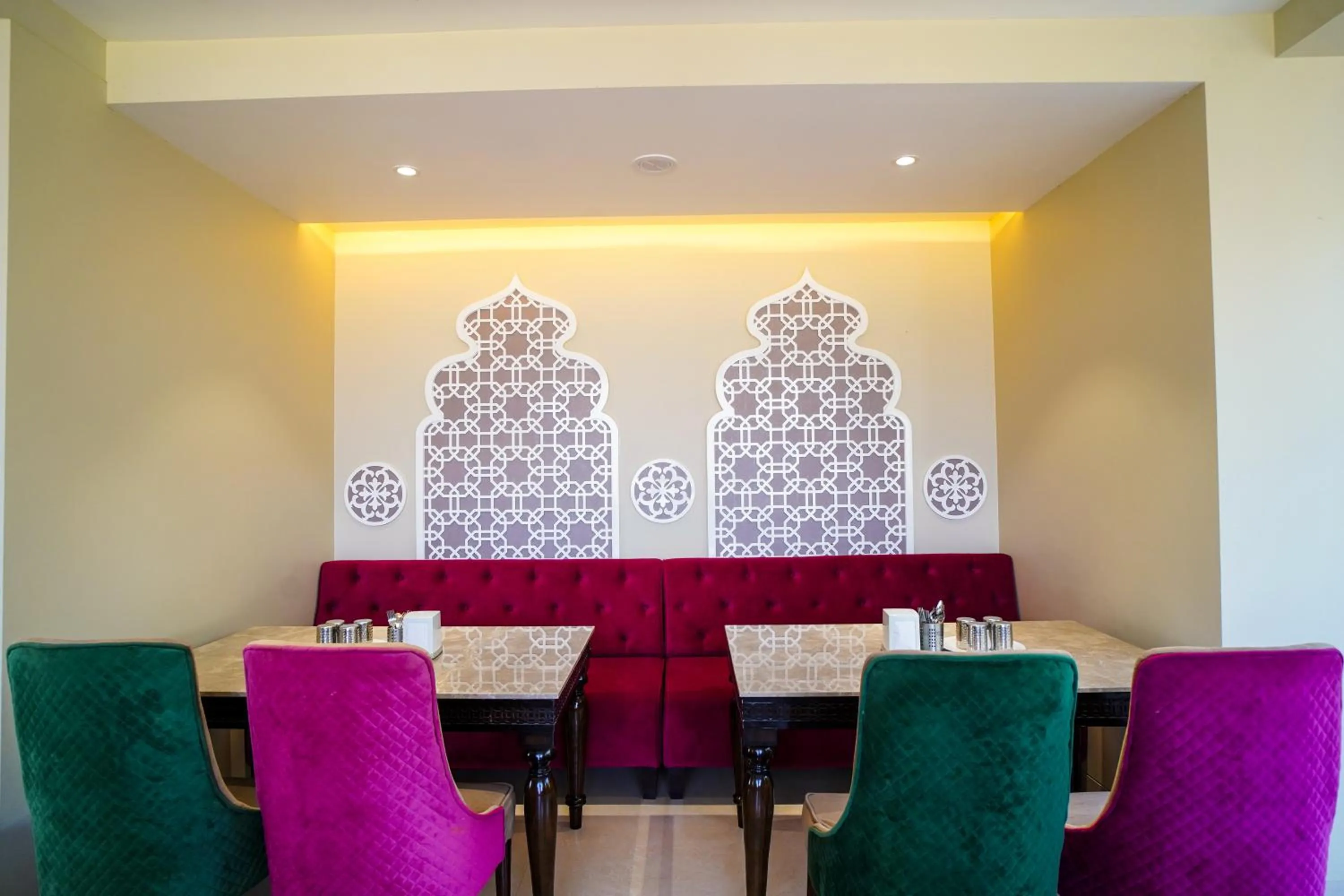 Restaurant/places to eat in VIRASAT RESORT