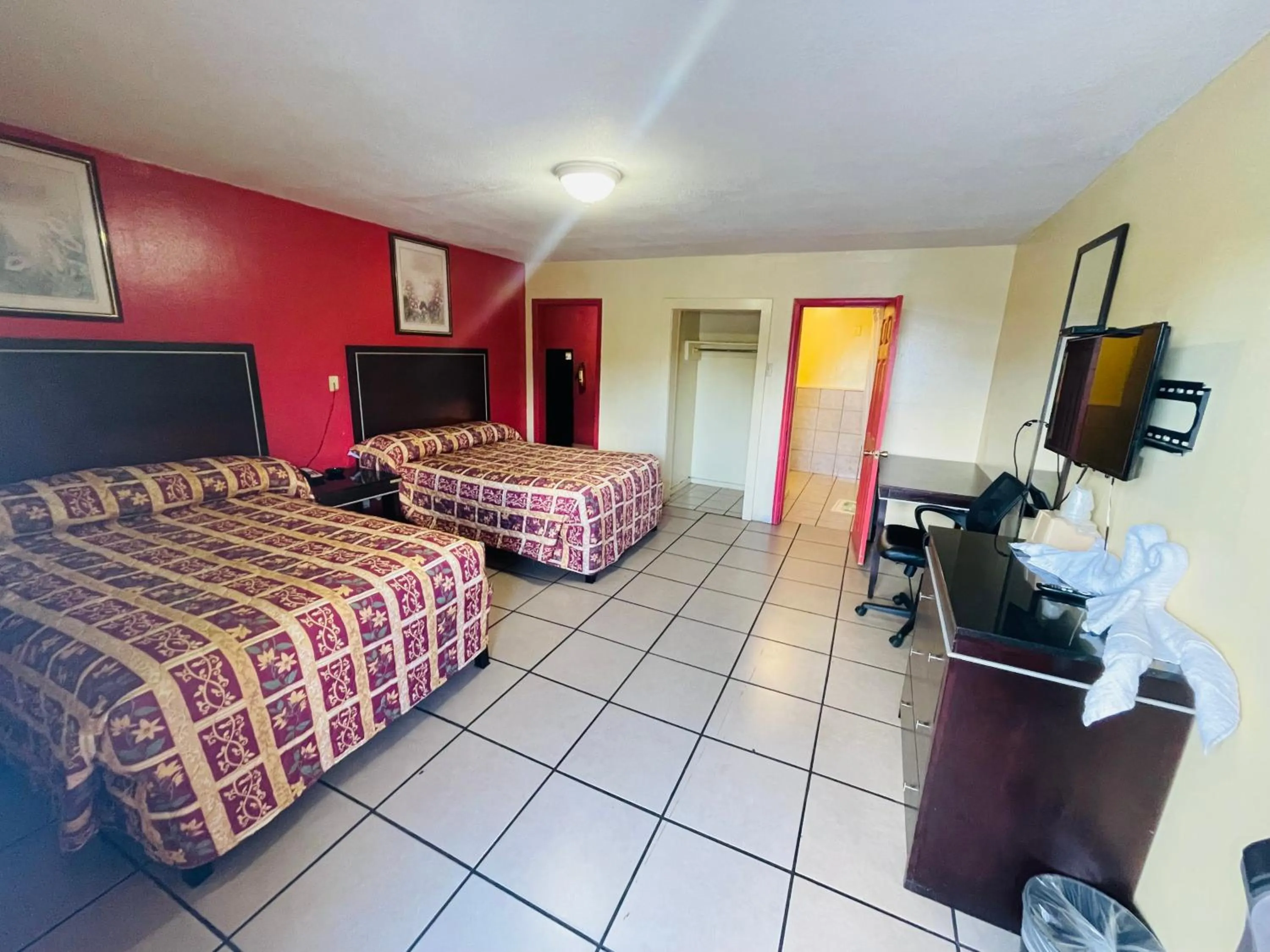Photo of the whole room, Bed in Royal Palms Motel & RV Park