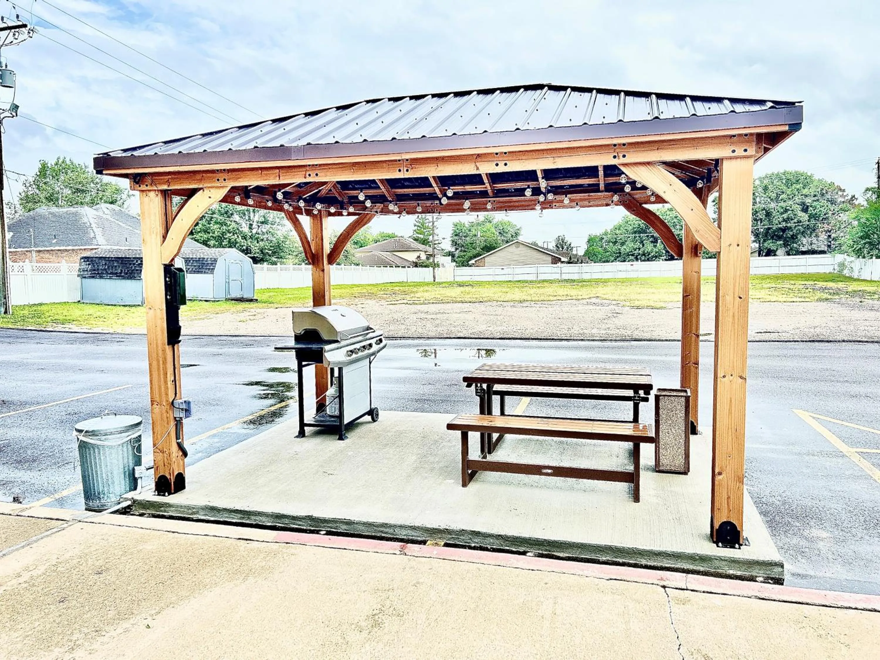 BBQ facilities in Express Inn Parsons