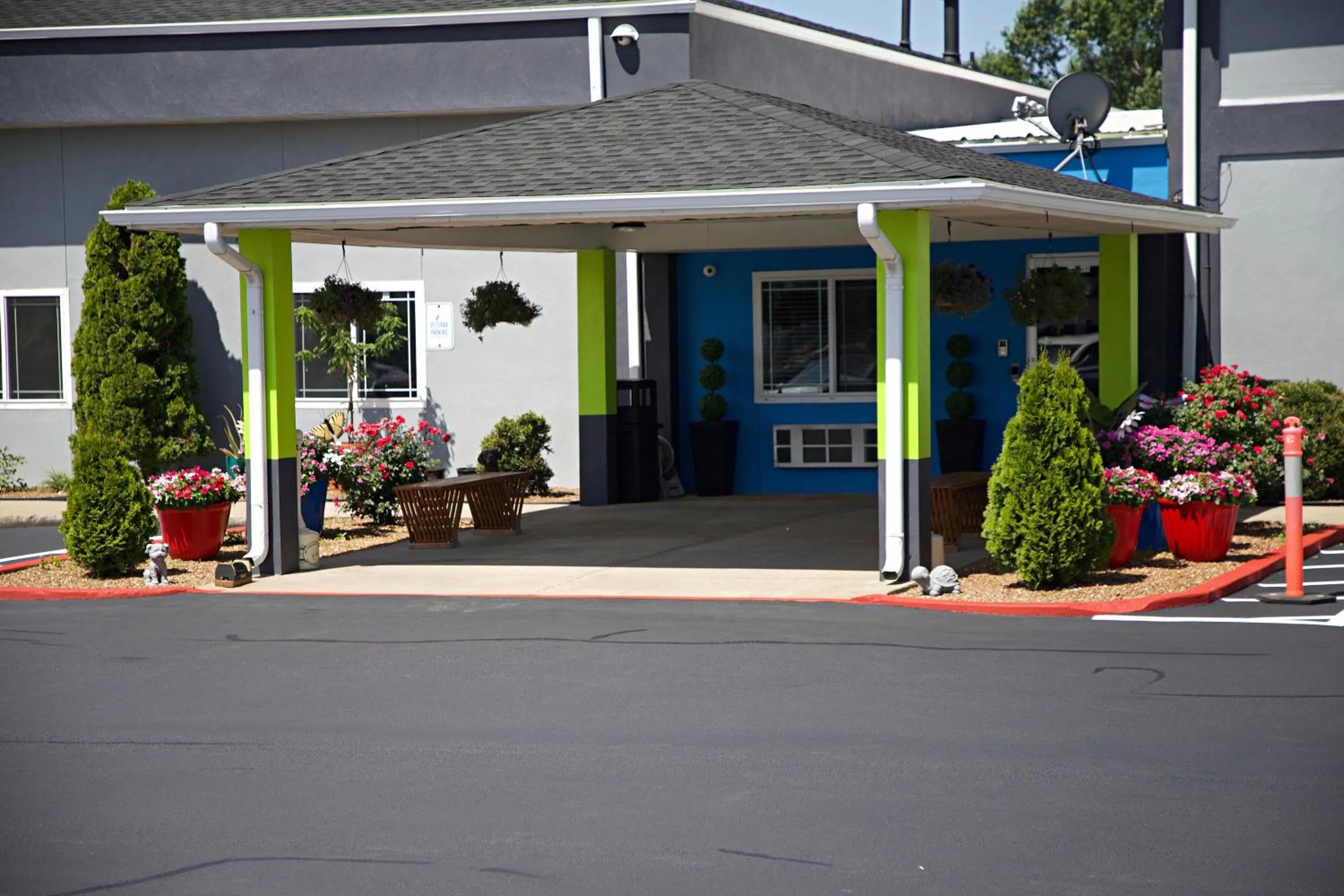 Facade/entrance in Express Inn Parsons