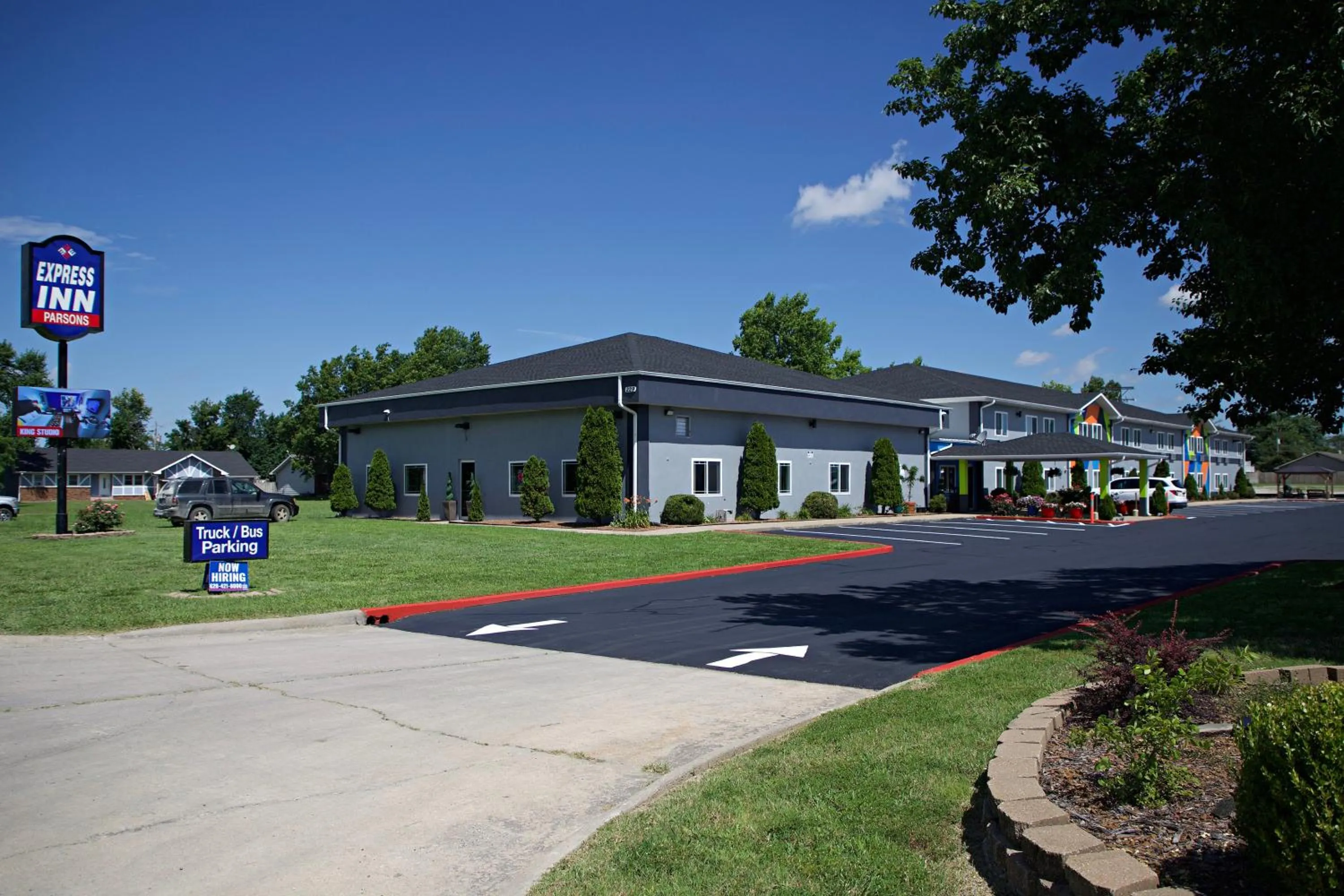 Property building in Express Inn Parsons