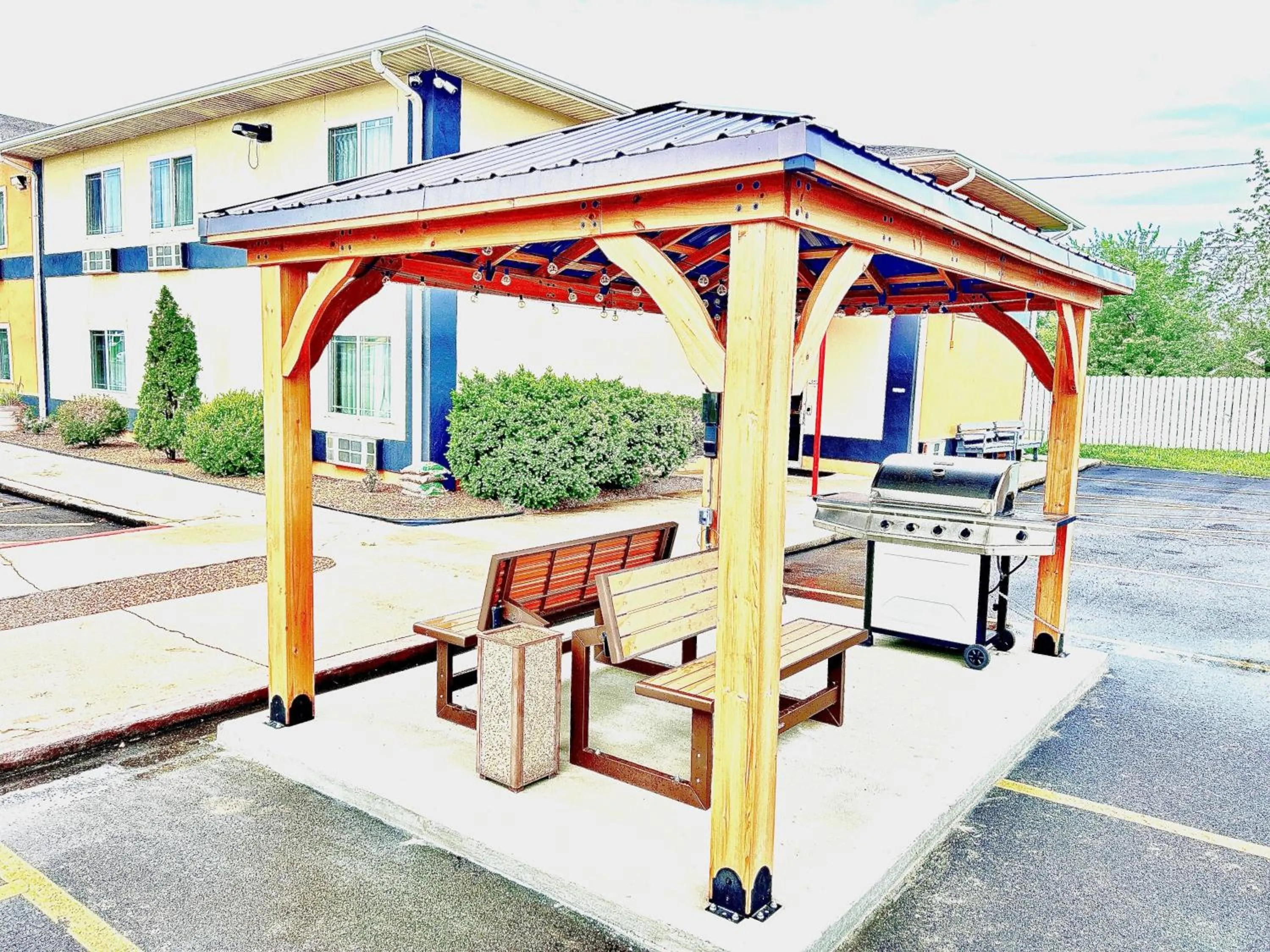 BBQ facilities in Express Inn Parsons