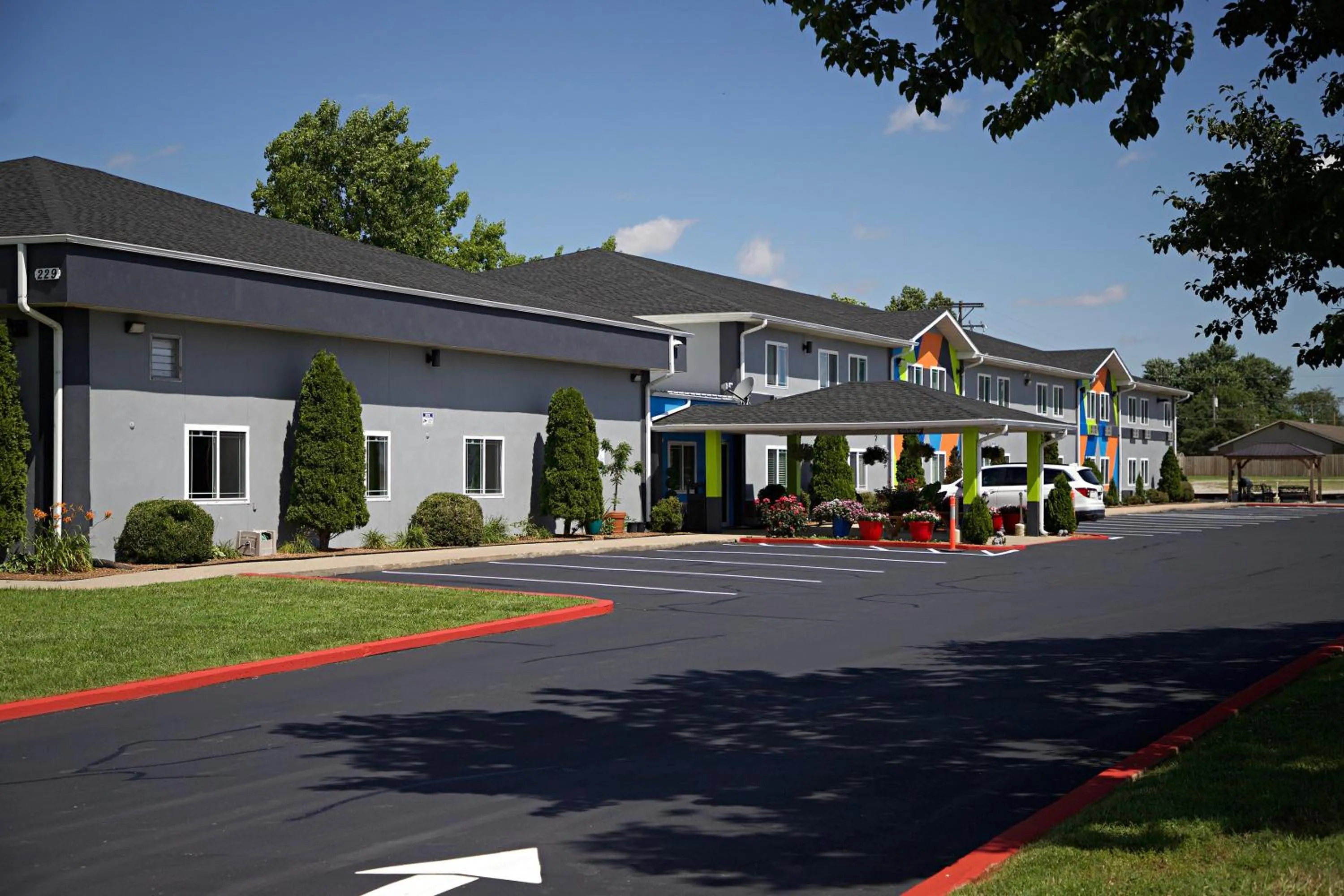 Property building in Express Inn Parsons