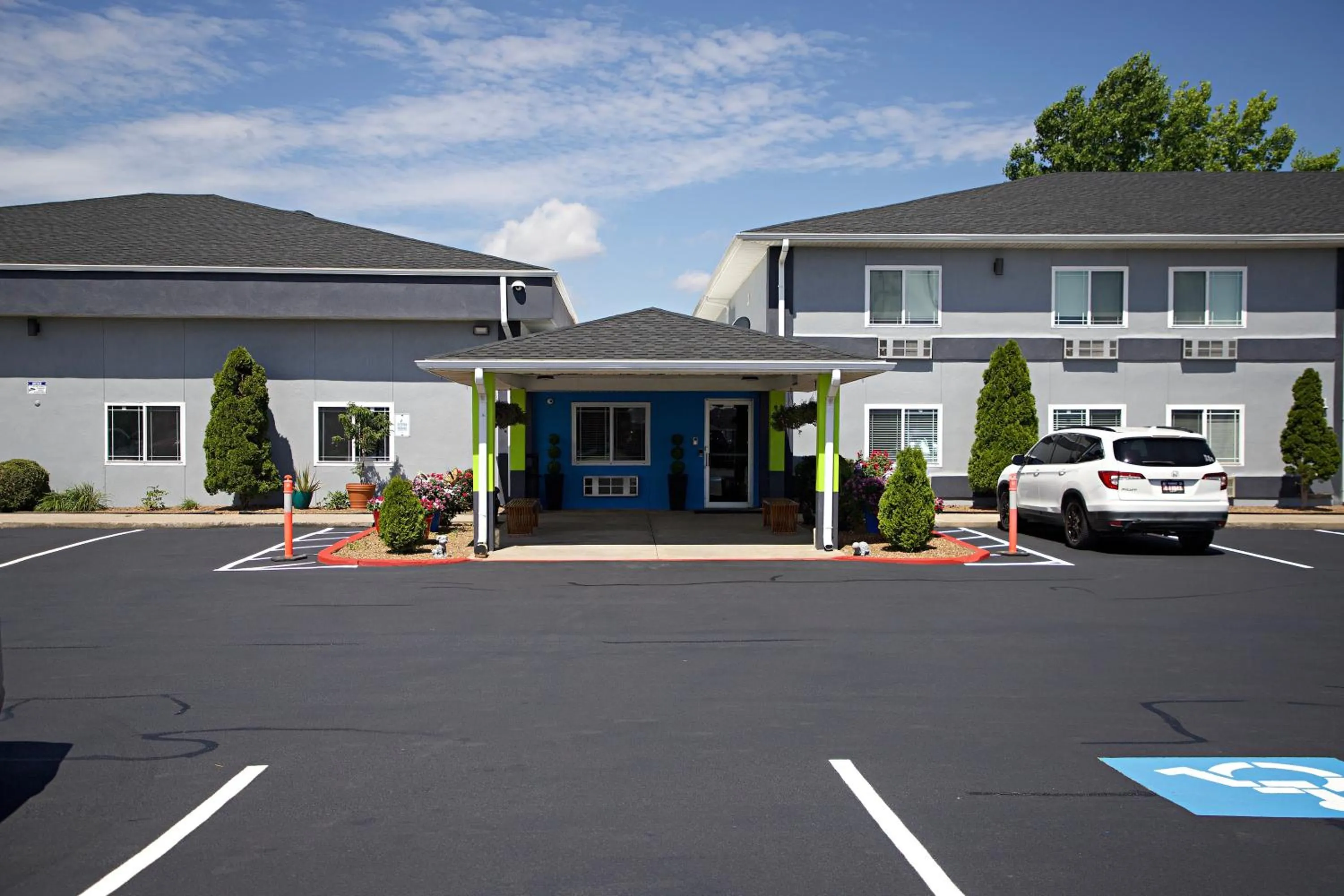 Facade/entrance in Express Inn Parsons