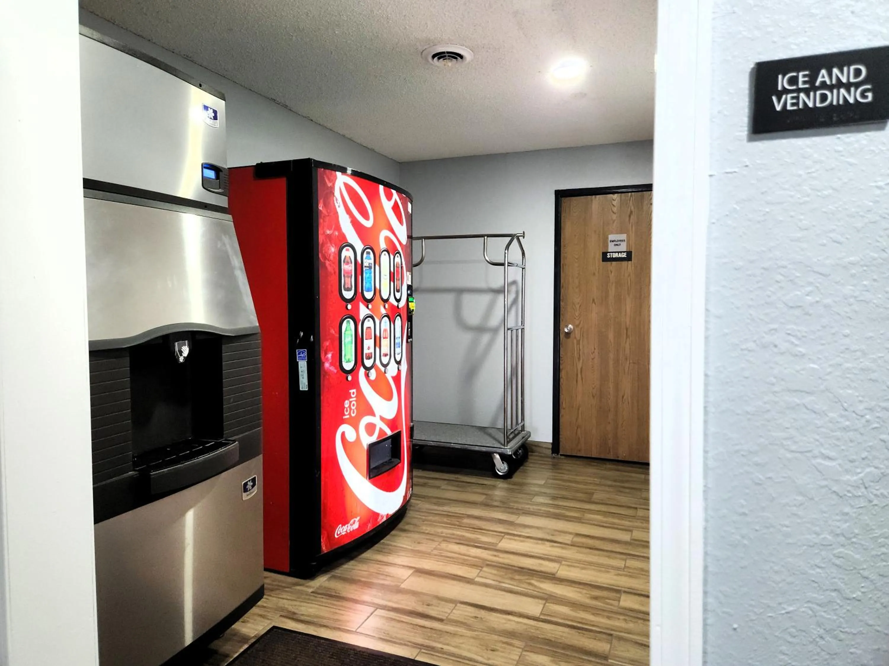 vending machine in Express Inn Parsons