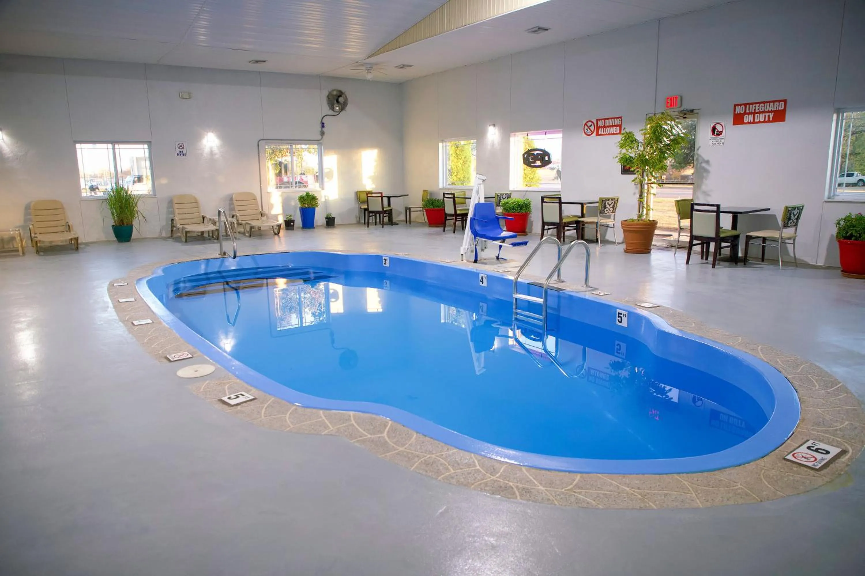 Swimming pool in Express Inn Parsons