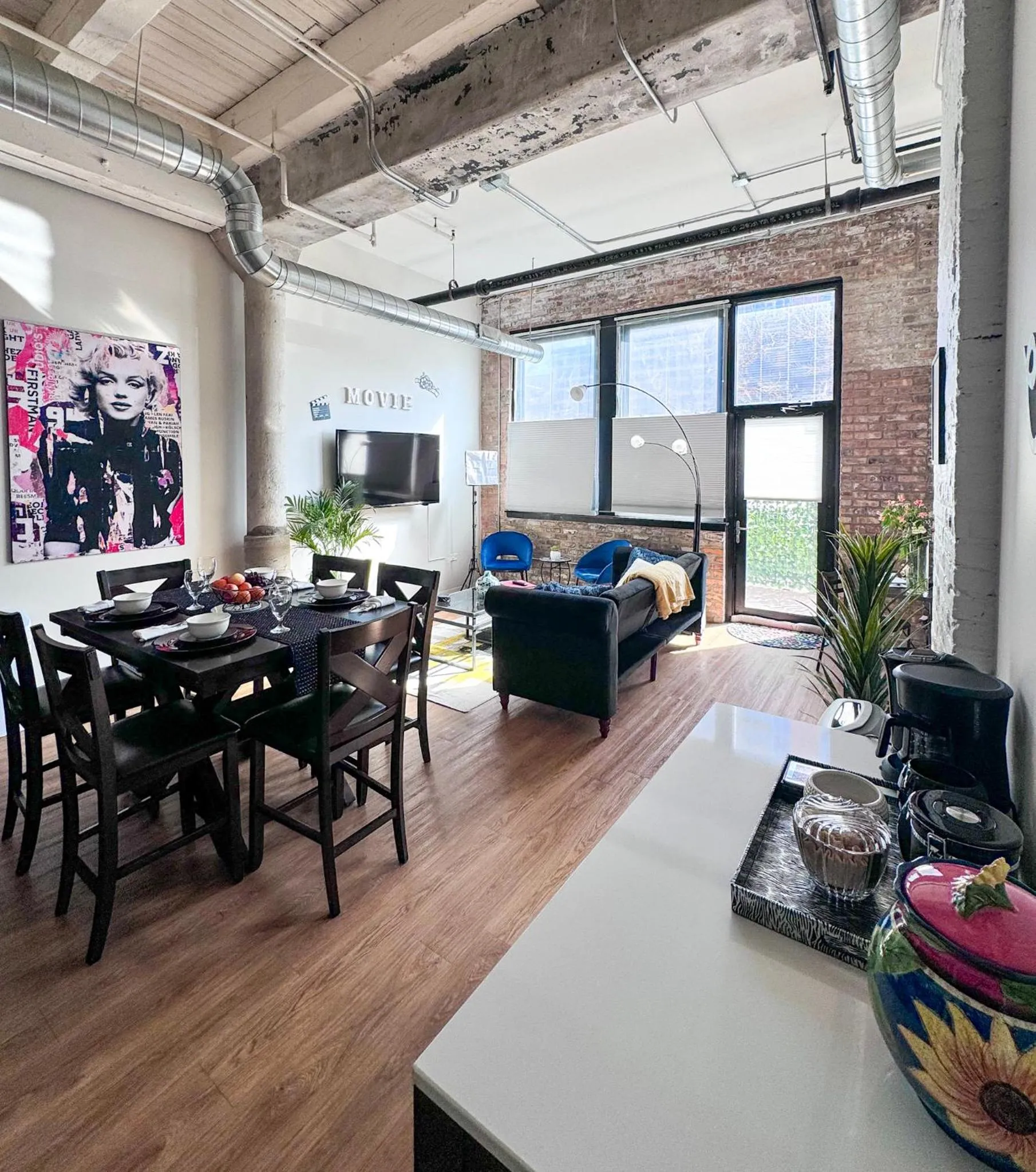 Living room in Luxéry Stay Chicago - Themed Units! Close to Downtown, McCormick Place & Wintrust Arena