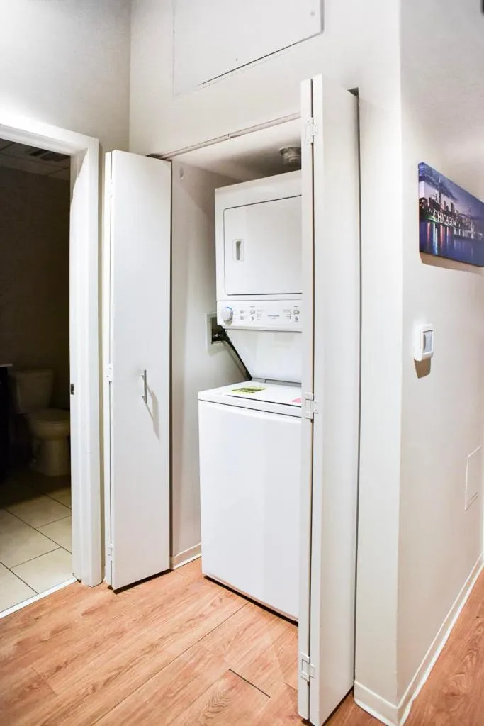 washing machine in Luxéry Stay Chicago - Themed Units! Close to Downtown, McCormick Place & Wintrust Arena