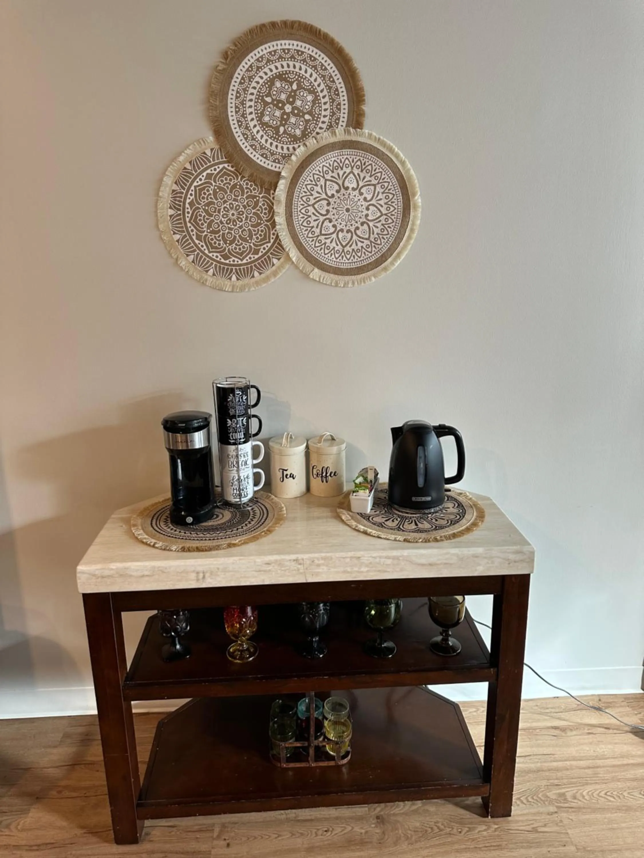 Coffee/tea facilities in Luxéry Stay Chicago - Themed Units! Close to Downtown, McCormick Place & Wintrust Arena