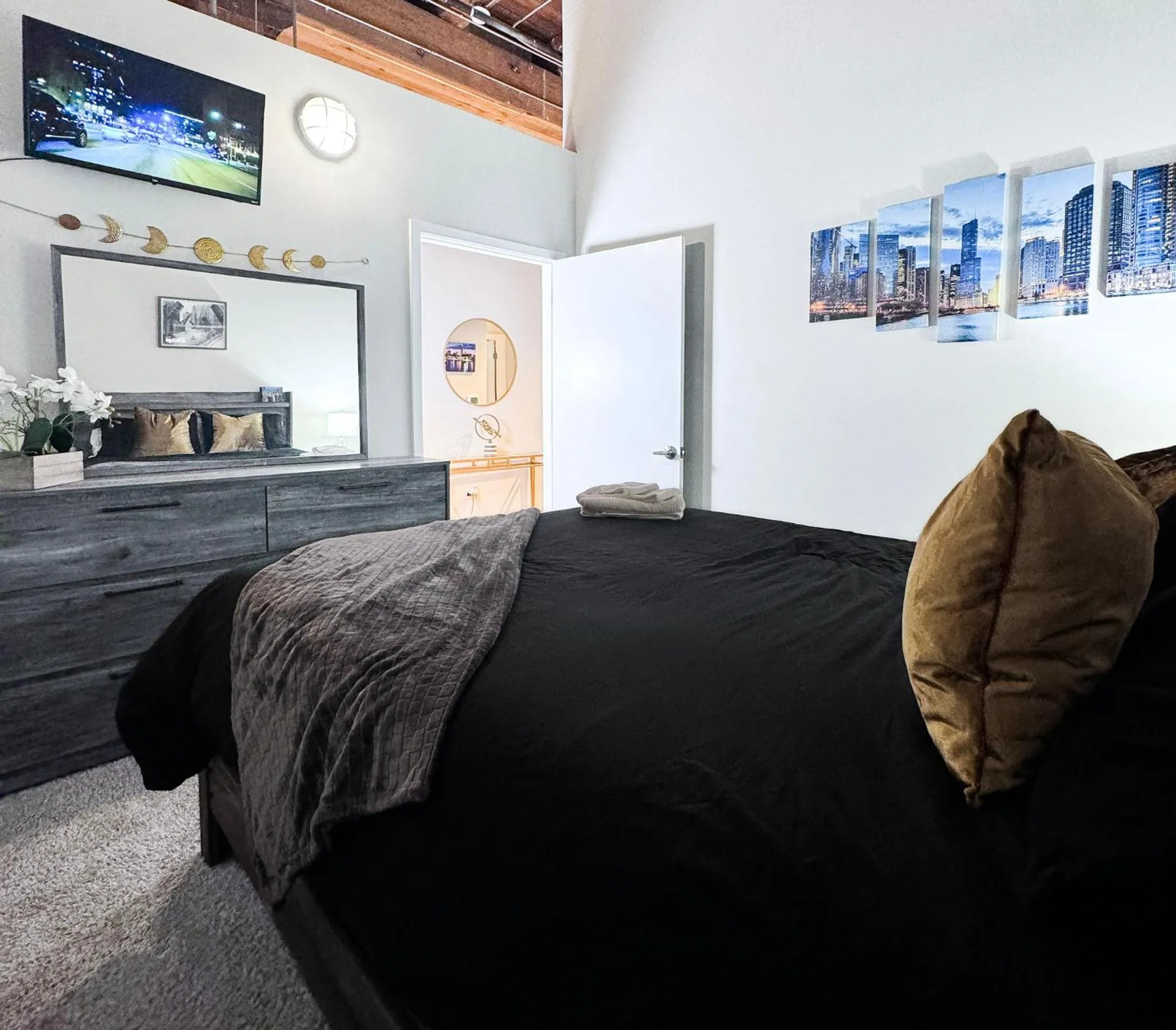 Bedroom, Bed in Luxéry Stay Chicago - Themed Units! Close to Downtown, McCormick Place & Wintrust Arena
