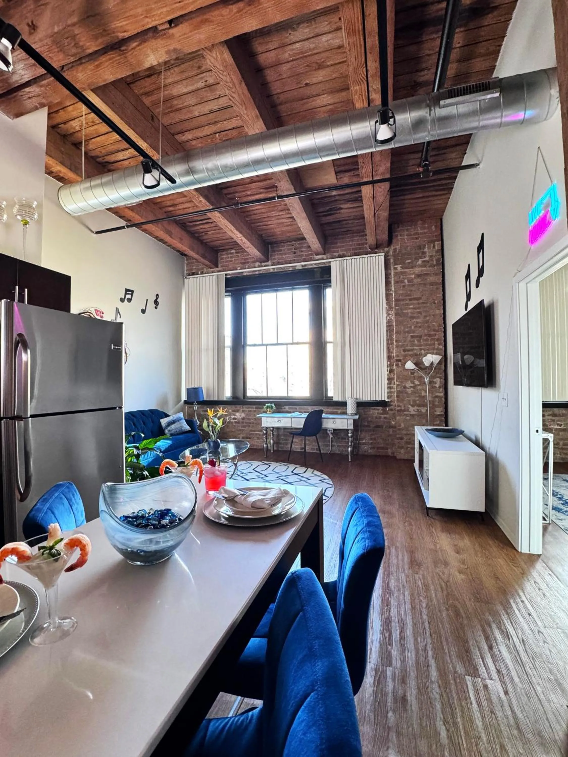 Living room in Luxéry Stay Chicago - Themed Units! Close to Downtown, McCormick Place & Wintrust Arena