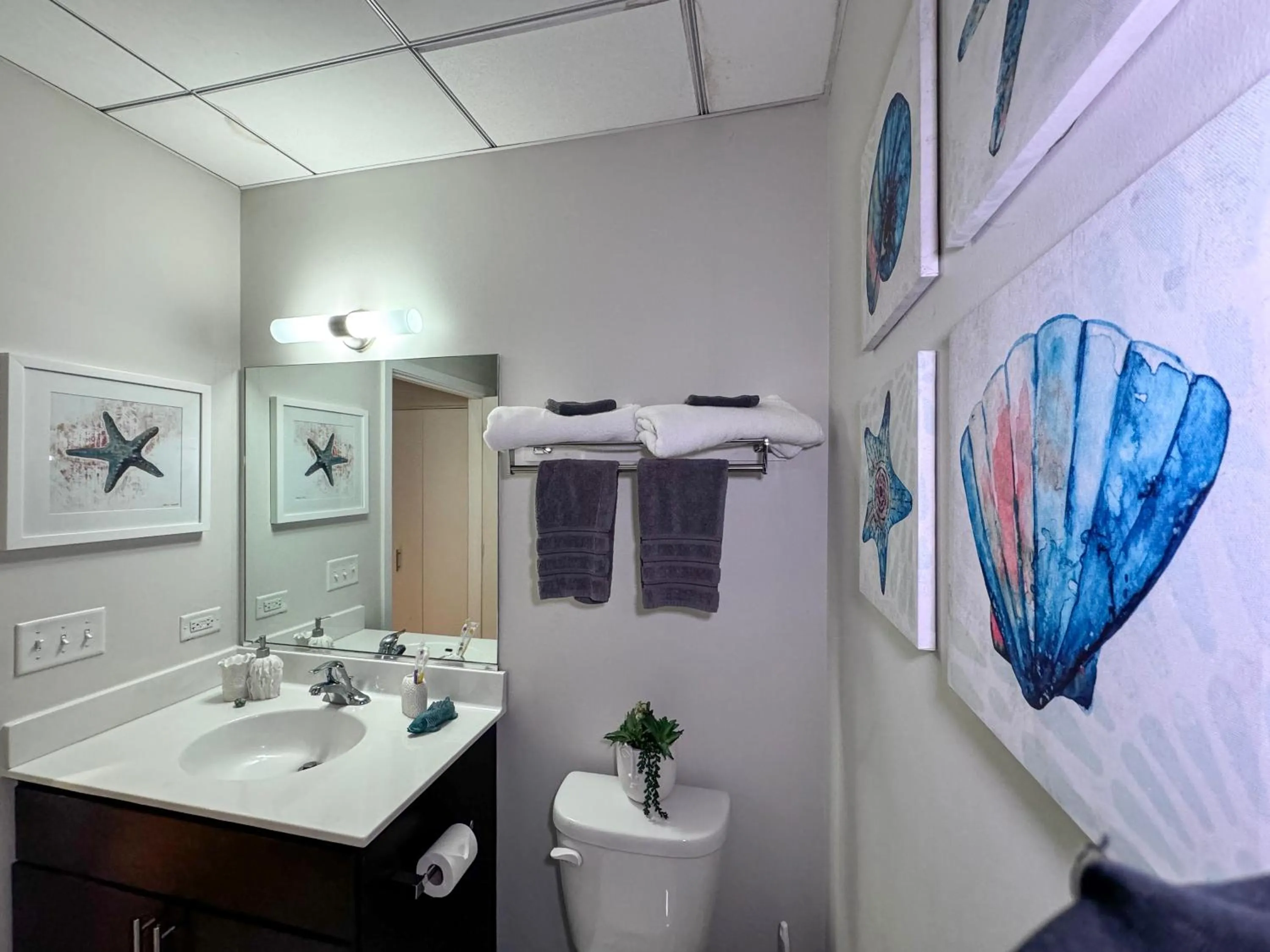 Bathroom in Luxéry Stay Chicago - Themed Units! Close to Downtown, McCormick Place & Wintrust Arena