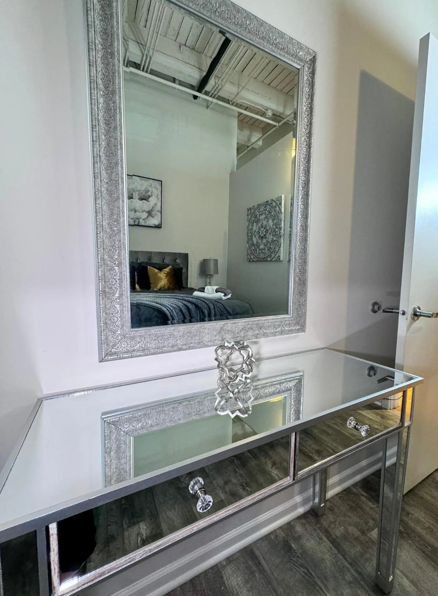 Decorative detail in Luxéry Stay Chicago - Themed Units! Close to Downtown, McCormick Place & Wintrust Arena