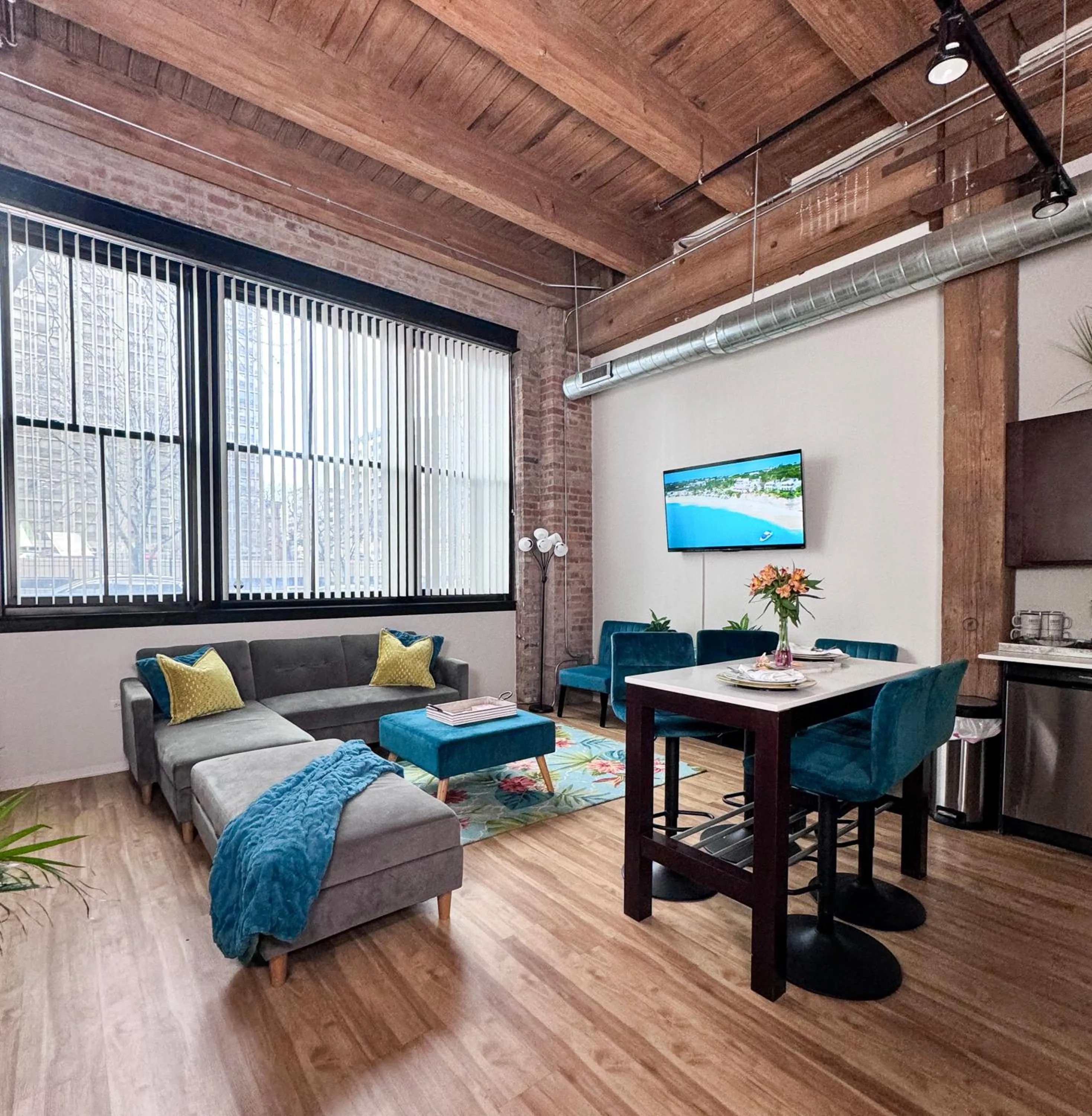 Living room in Luxéry Stay Chicago - Themed Units! Close to Downtown, McCormick Place & Wintrust Arena