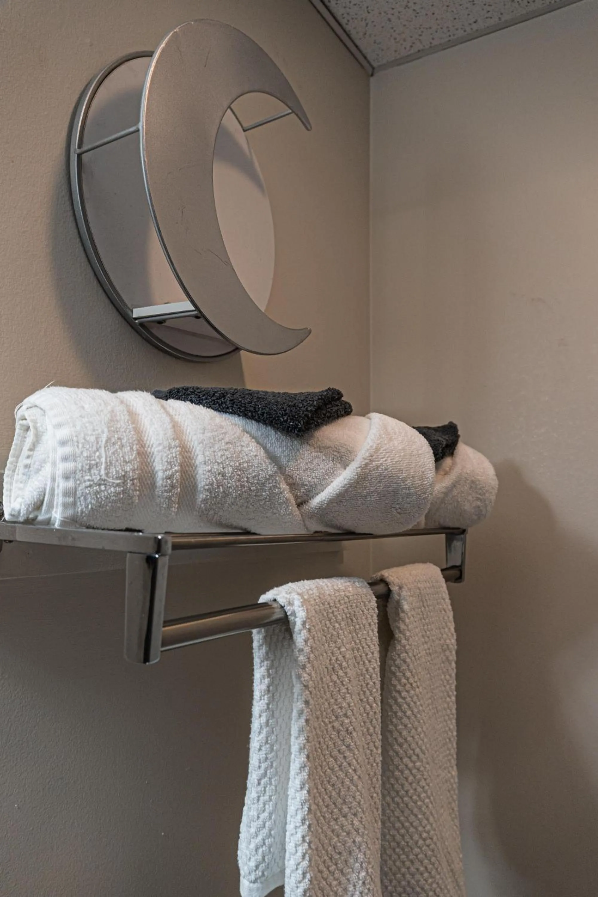 towels in Luxéry Stay Chicago - Themed Units! Close to Downtown, McCormick Place & Wintrust Arena