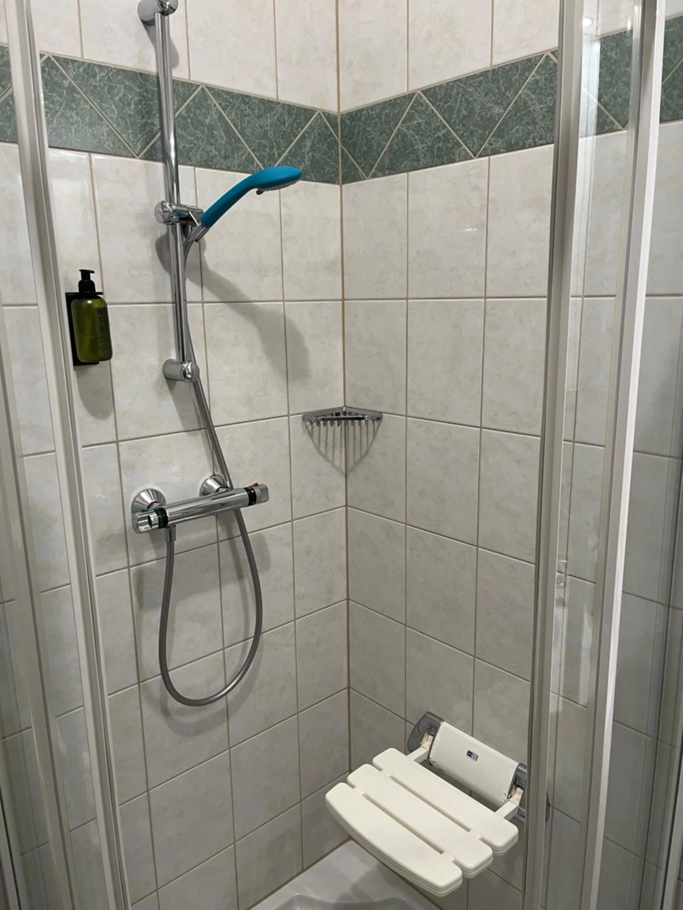 Shower in Hotel Altneudörflerhof