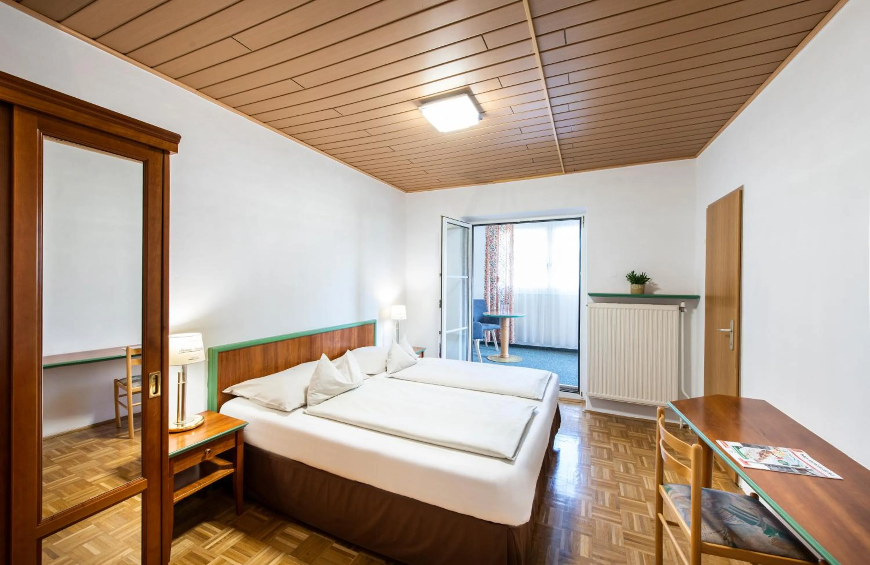 Photo of the whole room, Bed in Hotel Altneudörflerhof