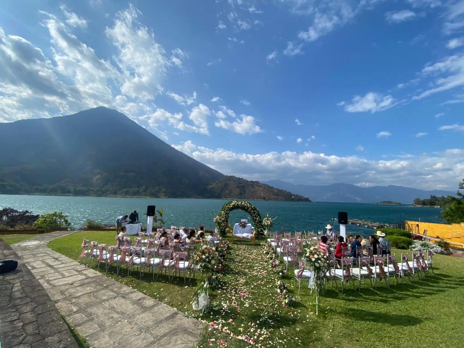 People in Hotel Tiosh Abaj