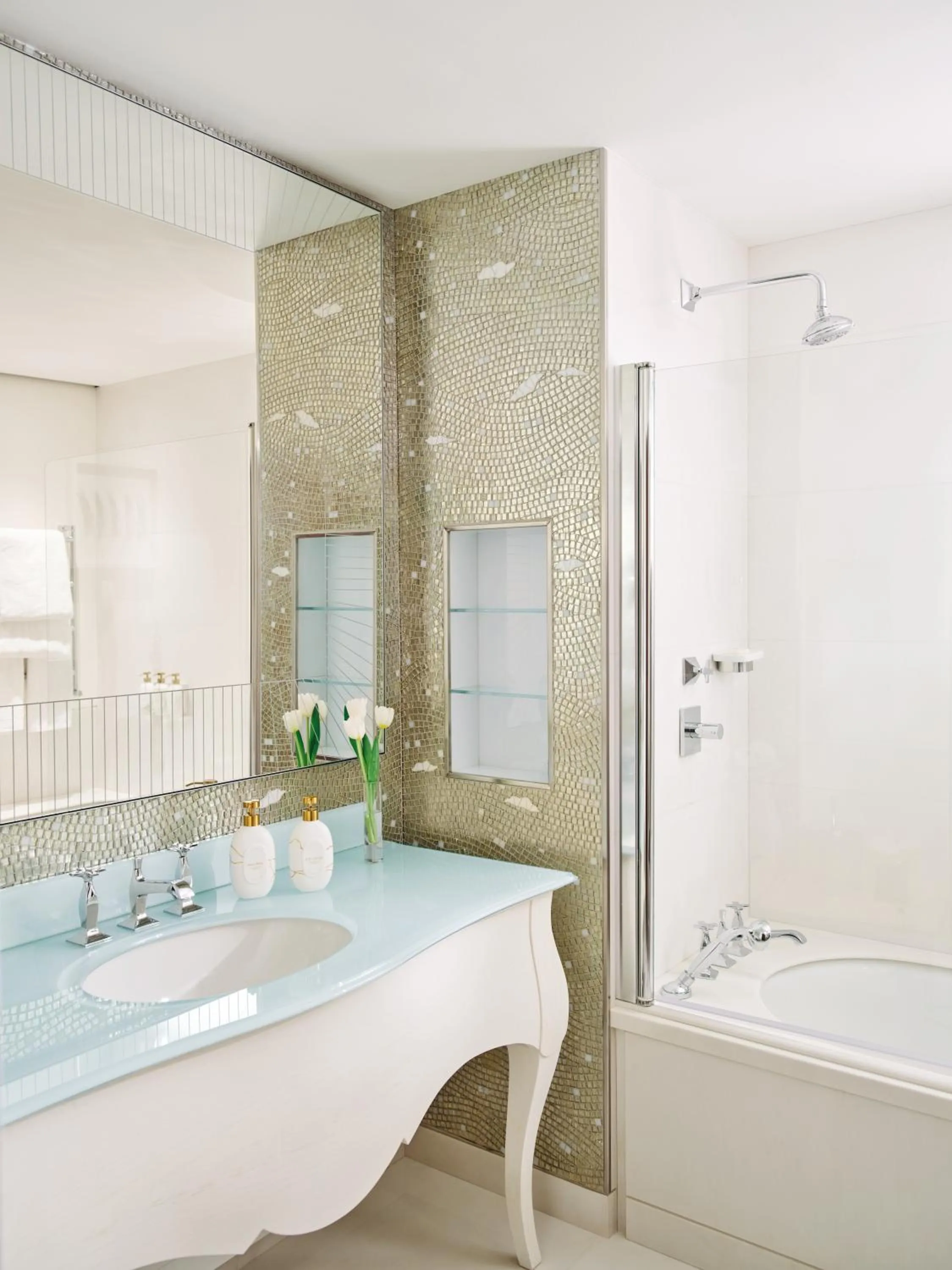 Bathroom in Hotel Principe Di Savoia - Dorchester Collection