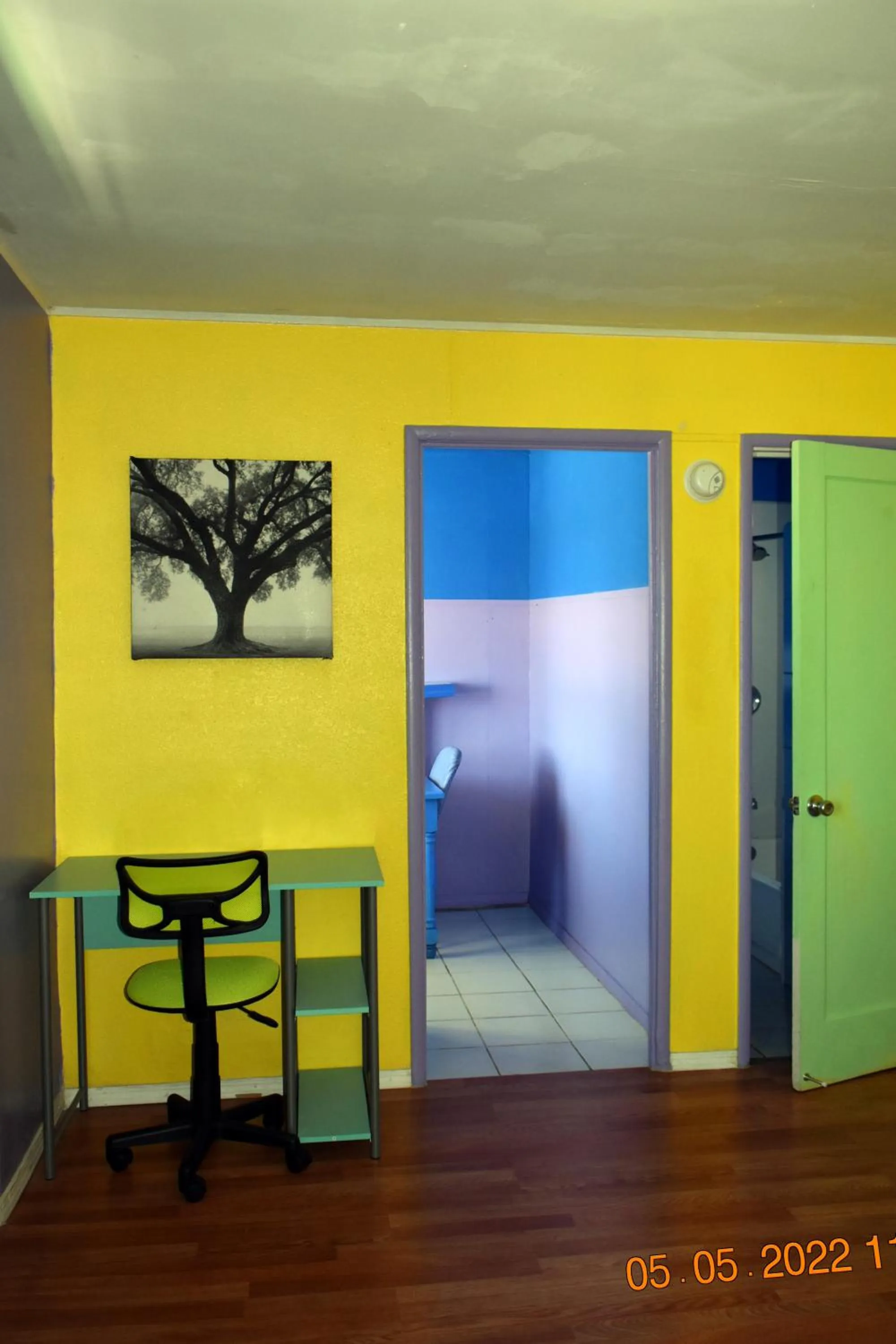 Living room, Bed in 9 Palms Inn