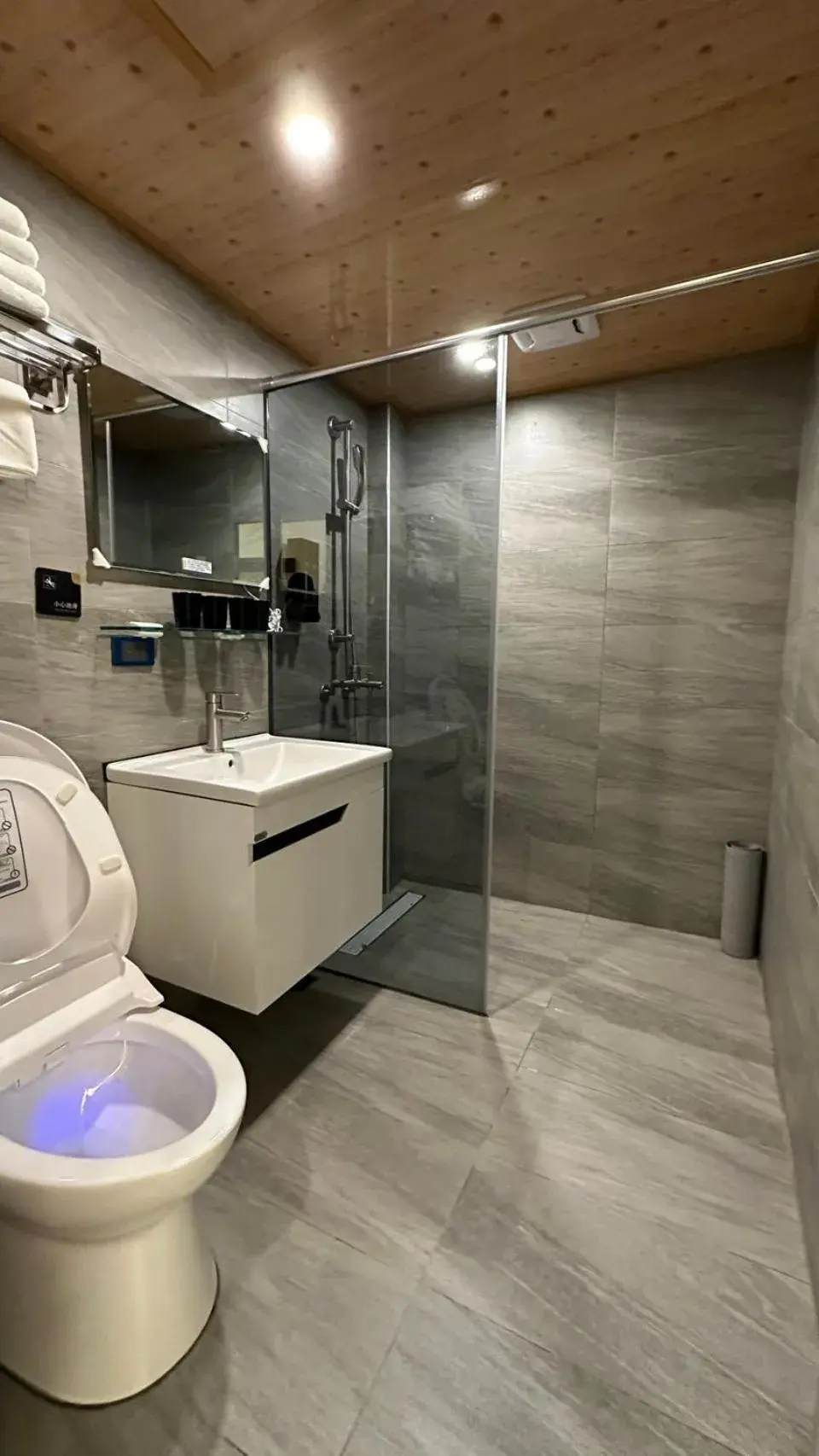 Quadruple Room with Mountain View in Dafong Hotel Quadruple Room with Mountain View in Dafong Hotel