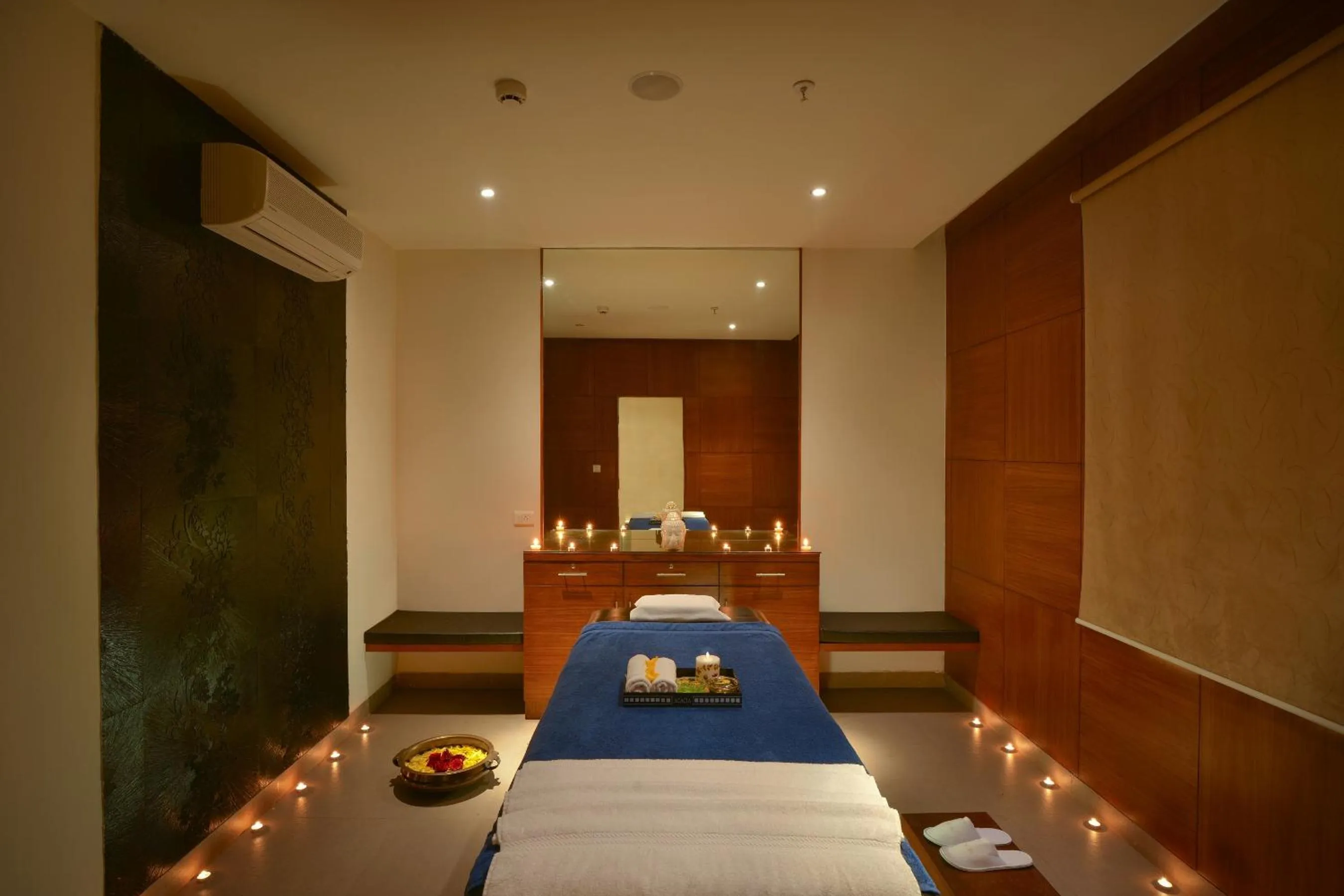 Massage, Bed in The Acacia Hotel & Spa
