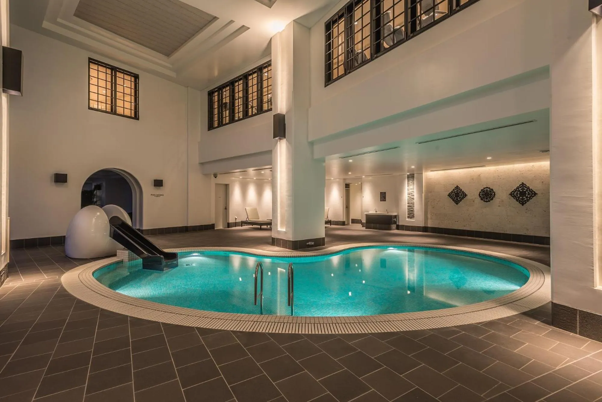 Swimming pool in Hotel Monterey Okinawa Spa & Resort
