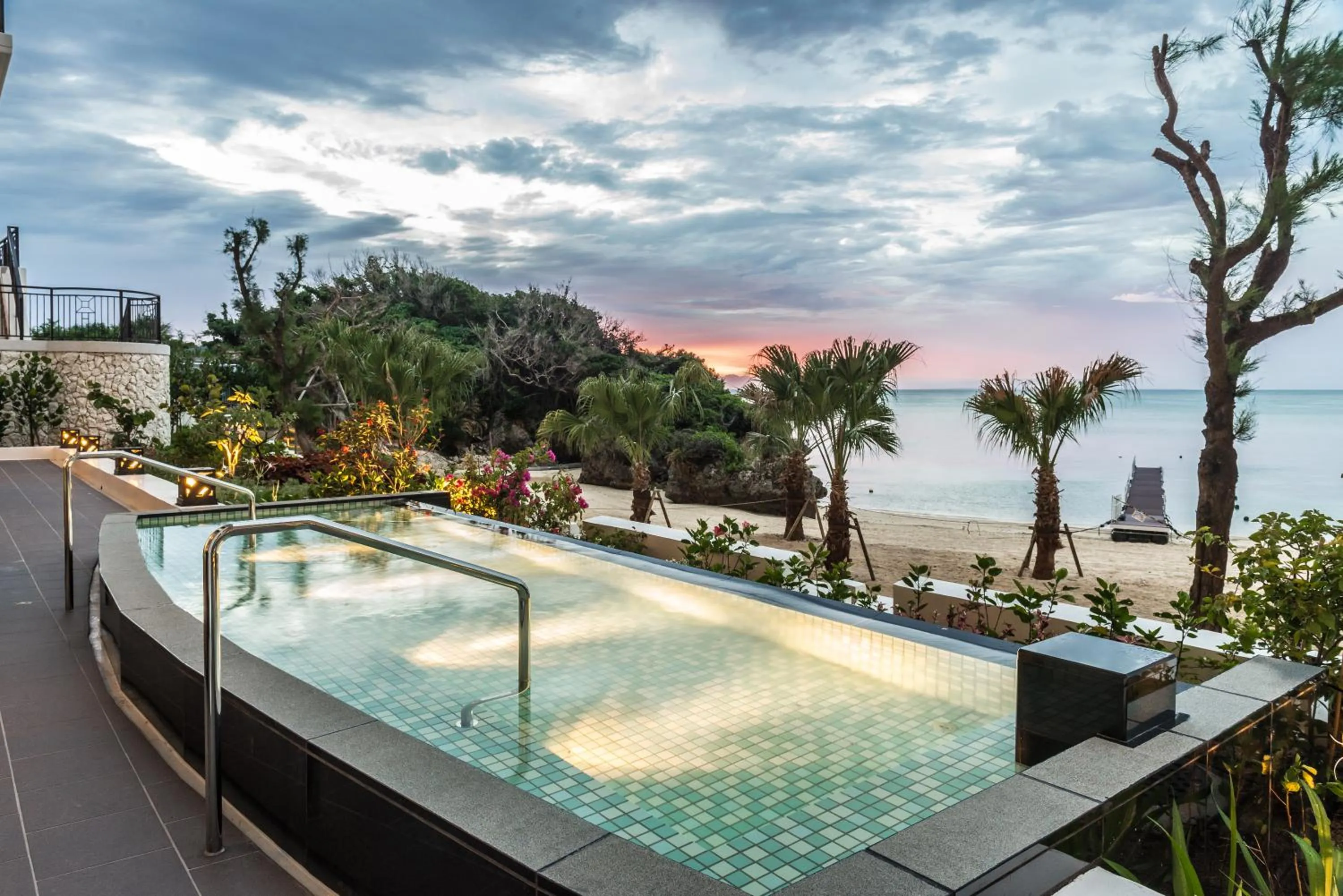 Swimming pool in Hotel Monterey Okinawa Spa & Resort