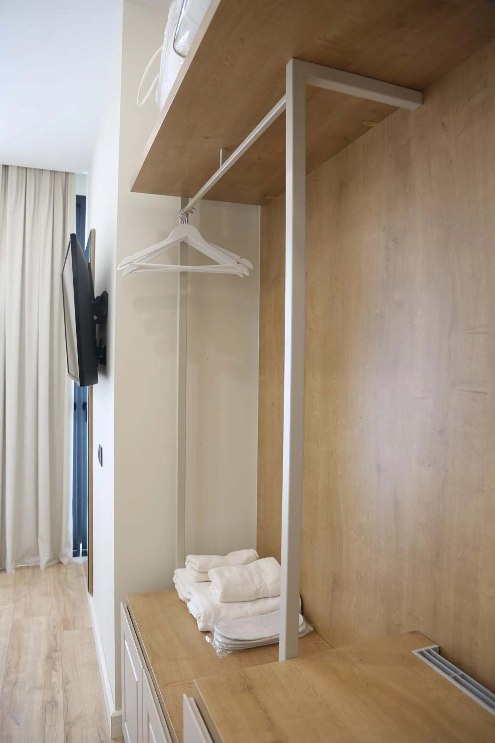 wardrobe in B&B Champagne, Vlore Bay