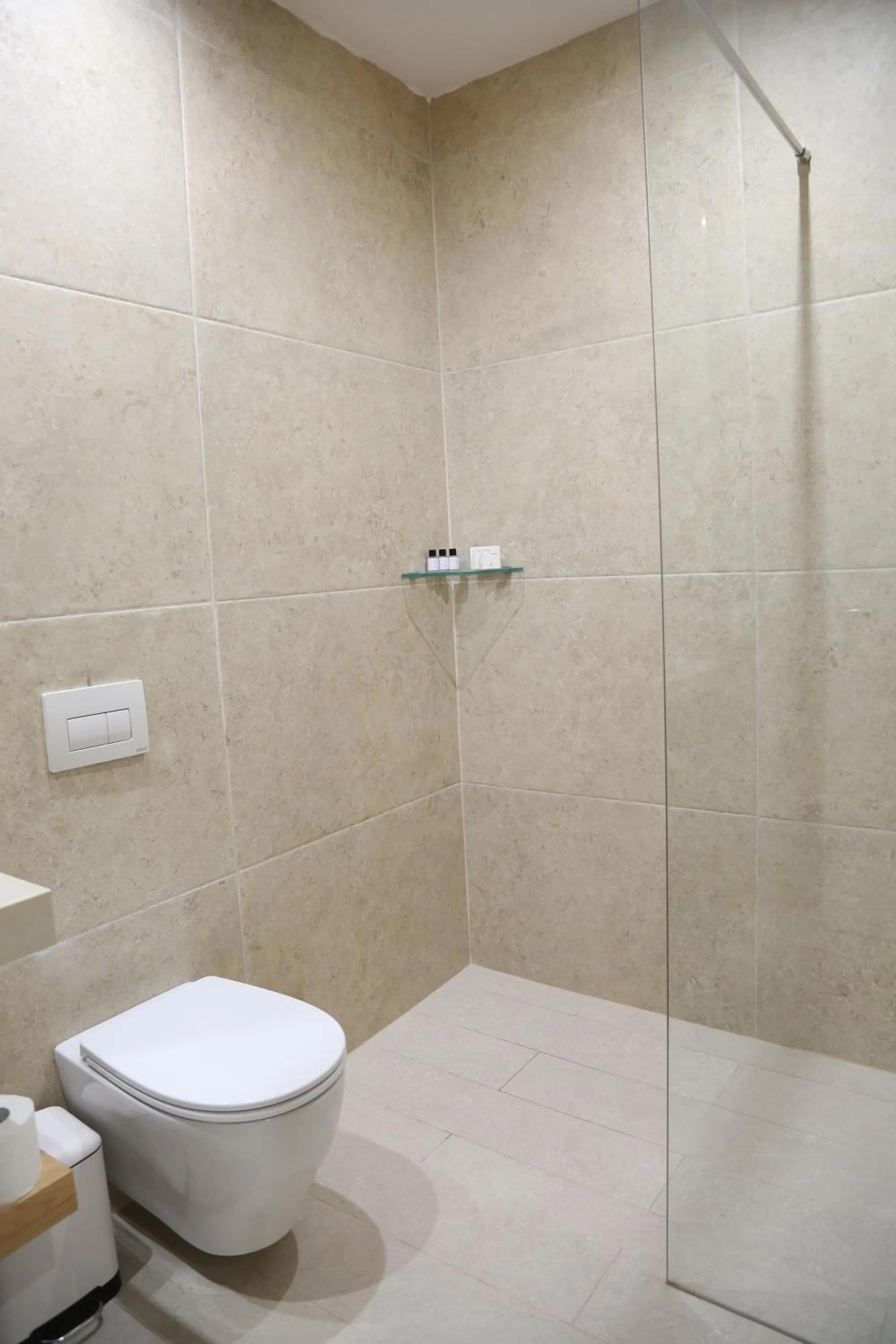 Bathroom in B&B Champagne, Vlore Bay