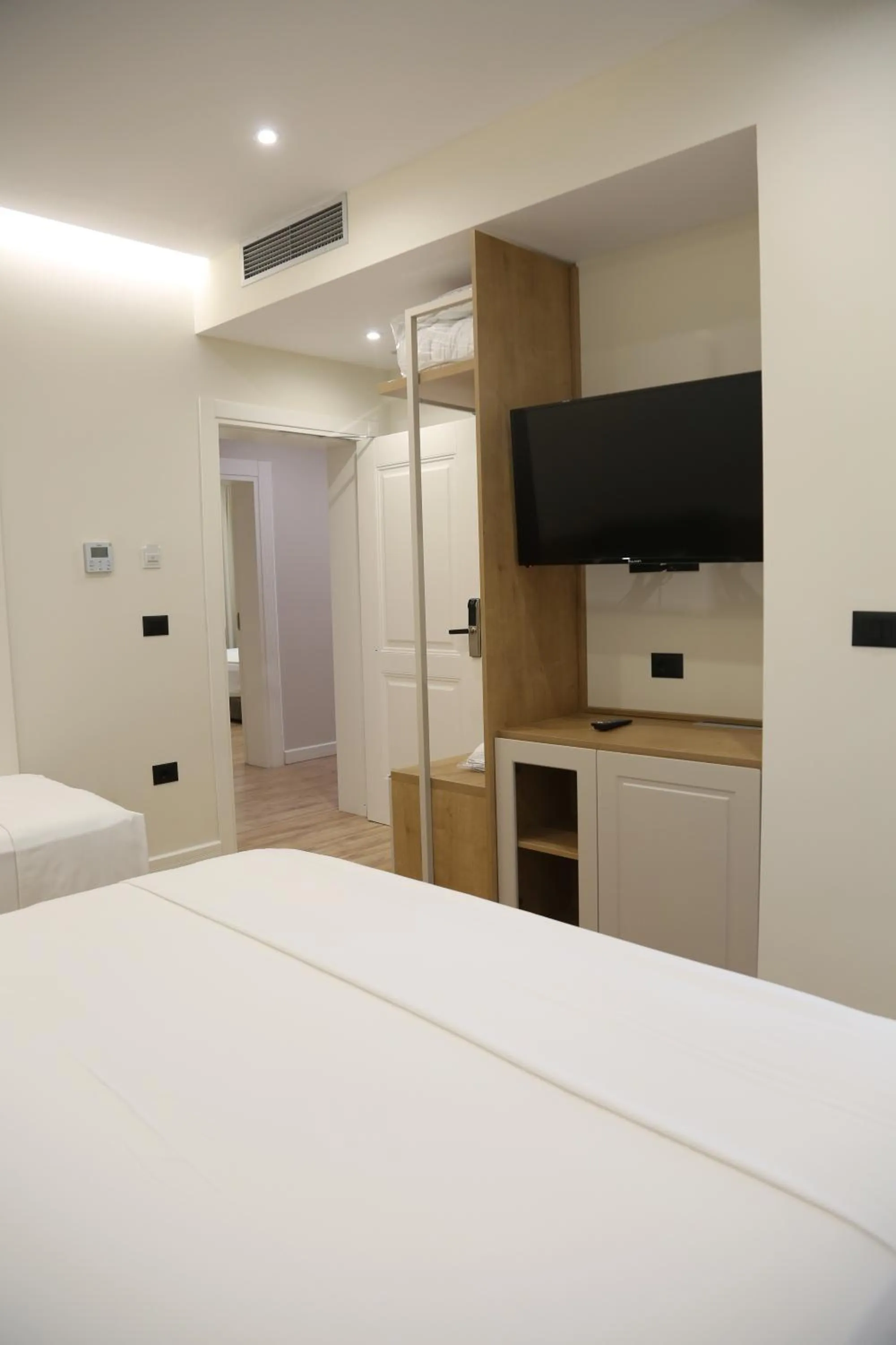 TV and multimedia, Bed in B&B Champagne, Vlore Bay