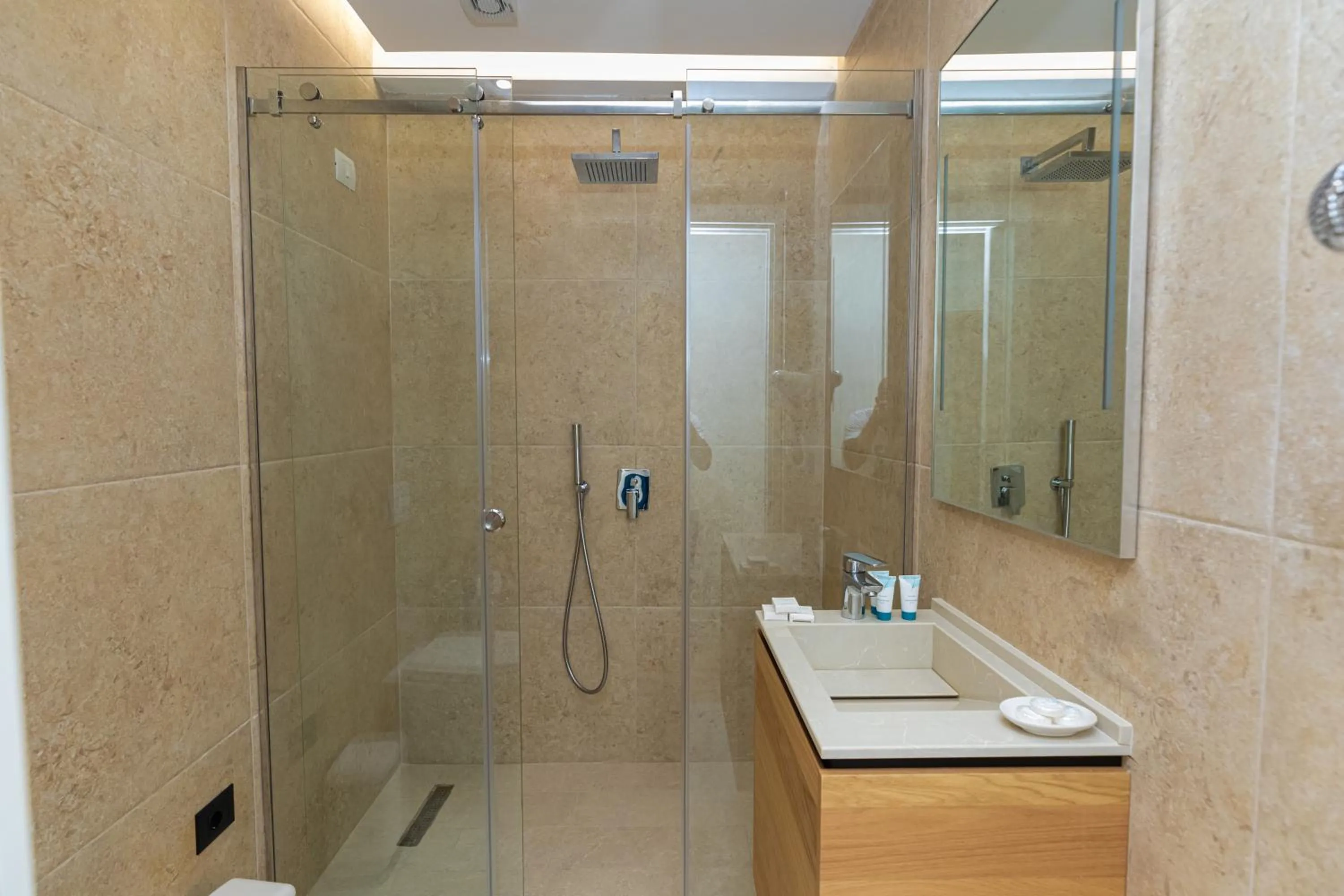 Bathroom in B&B Champagne, Vlore Bay