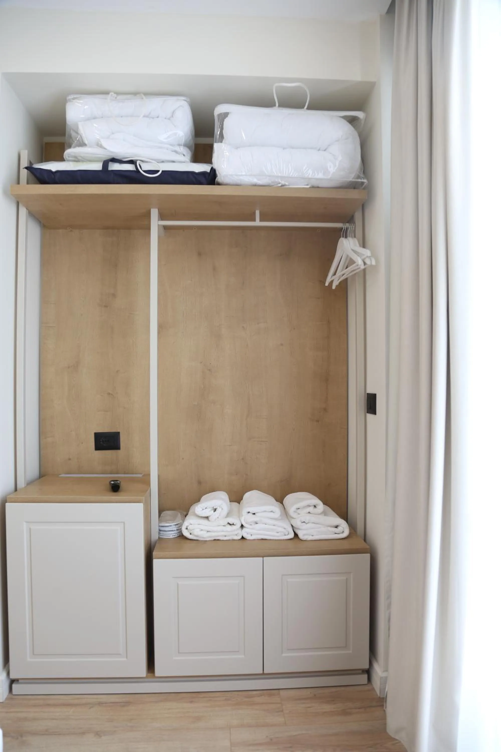 Photo of the whole room in B&B Champagne, Vlore Bay