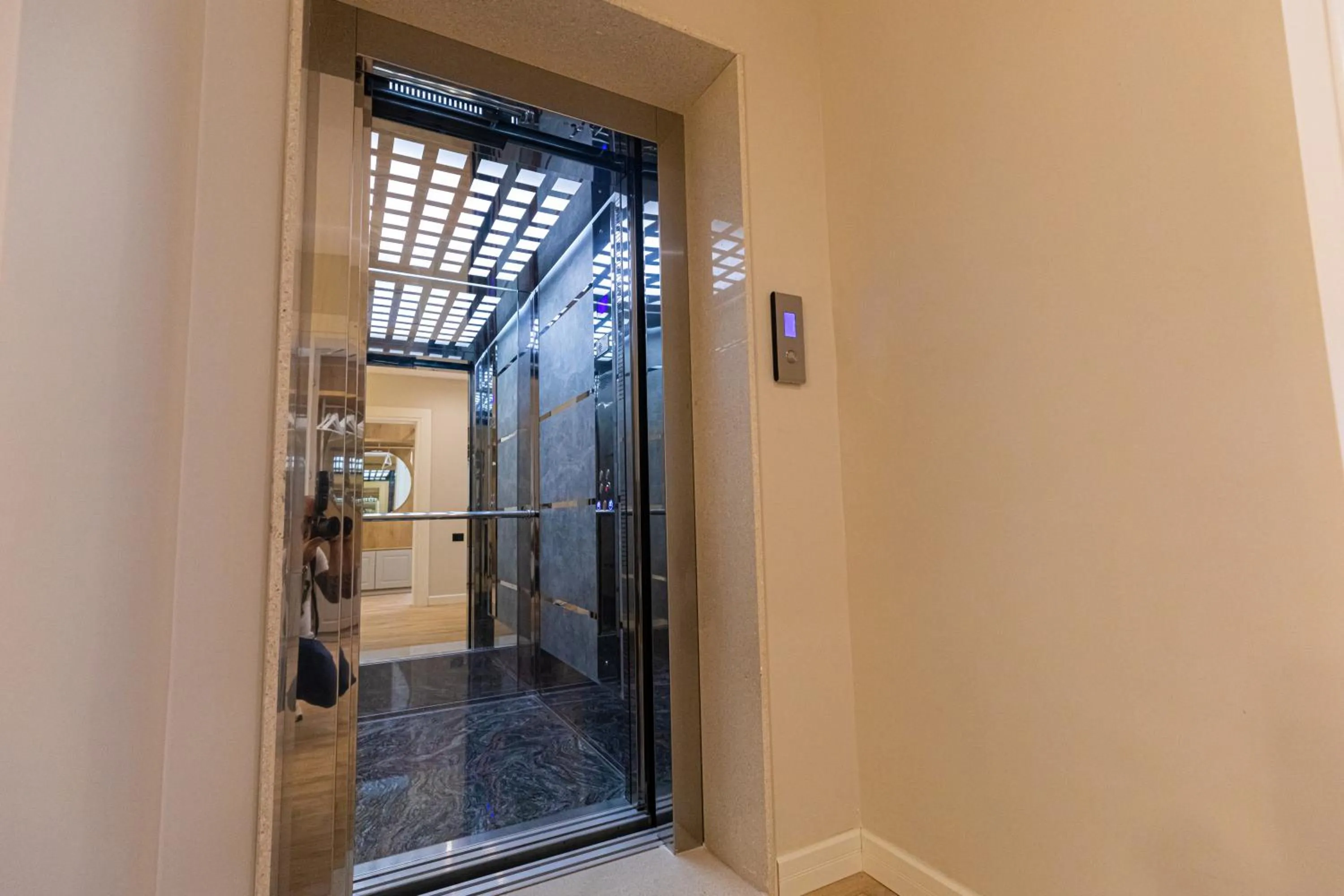 elevator in B&B Champagne, Vlore Bay