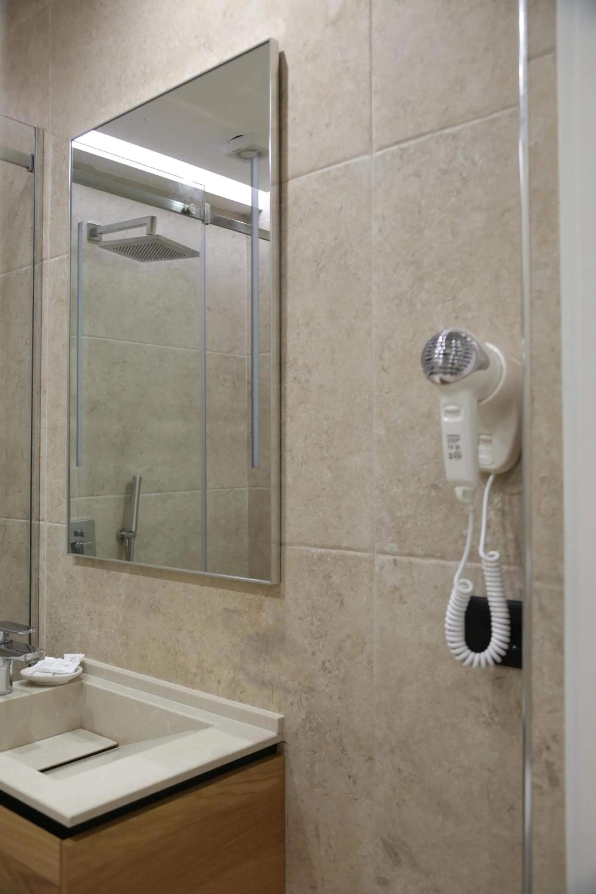 Bathroom in B&B Champagne, Vlore Bay